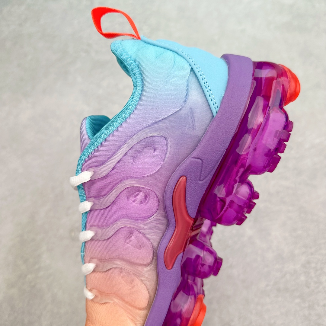 图片[7]-NK Vapormax Plus Air Rainbow 时尚运动拼接减震防滑轻便低帮大气垫跑步鞋 FD0823-500 鞋面采用独特的波浪线条设计，其灵感来源于棕榈树叶，同时加载当年 Nike 推崇的缓震技术 Tuned Air，让其时至今日依然有自己独特的科技属性。据小编本人观察，在前两年还未兴起复古老爹鞋之前，这款跑鞋在国外街头的上脚频率相当之高，可见老外对其 “丑帅” 的设计情有独钟。尺码：36 36.5 37.5 38 38.5 39 40-选品中心
