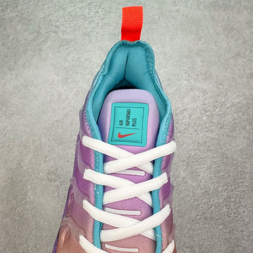 图片[5]-NK Vapormax Plus Air Rainbow 时尚运动拼接减震防滑轻便低帮大气垫跑步鞋 FD0823-500 鞋面采用独特的波浪线条设计，其灵感来源于棕榈树叶，同时加载当年 Nike 推崇的缓震技术 Tuned Air，让其时至今日依然有自己独特的科技属性。据小编本人观察，在前两年还未兴起复古老爹鞋之前，这款跑鞋在国外街头的上脚频率相当之高，可见老外对其 “丑帅” 的设计情有独钟。尺码：36 36.5 37.5 38 38.5 39 40-选品中心