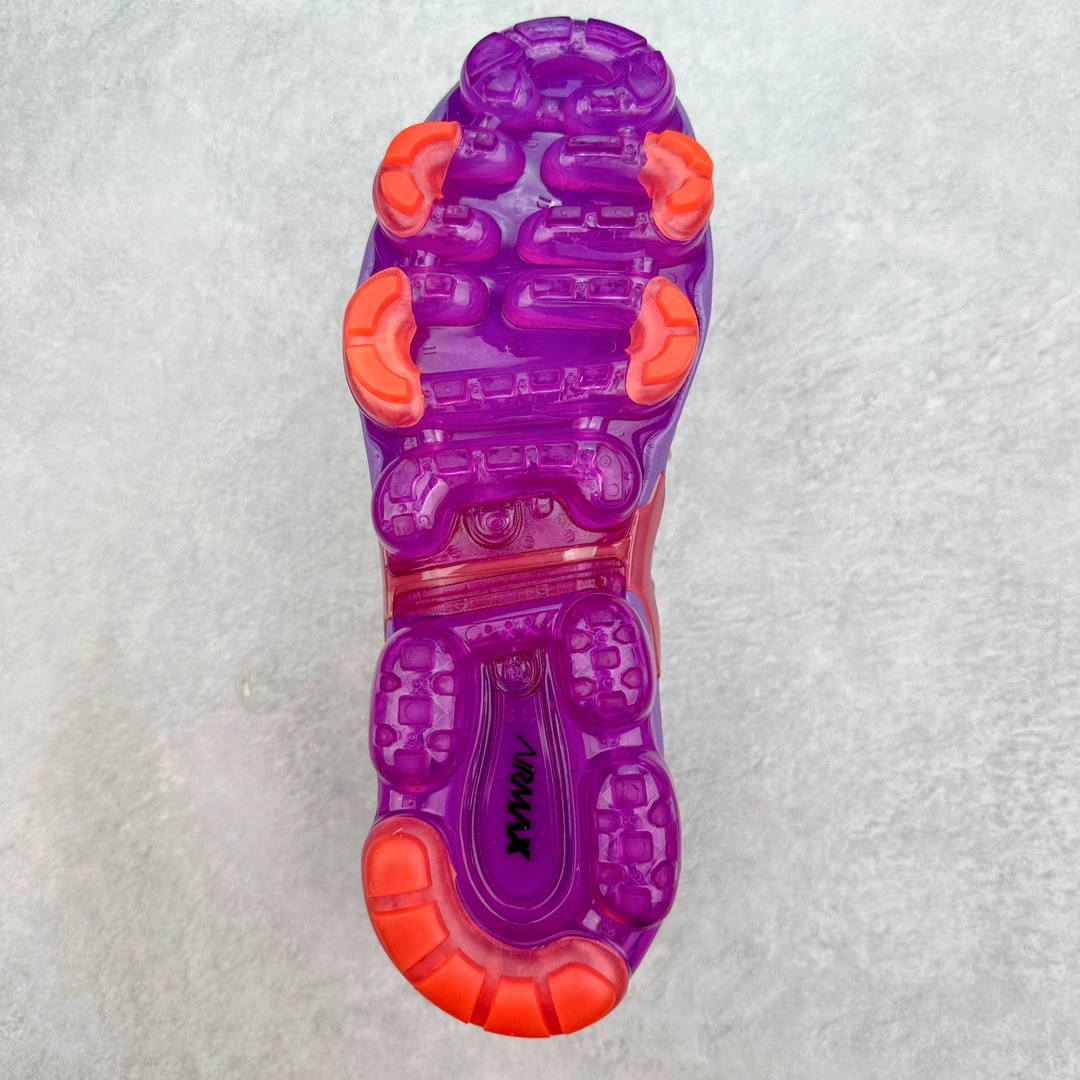 图片[9]-NK Vapormax Plus Air Rainbow 时尚运动拼接减震防滑轻便低帮大气垫跑步鞋 FD0823-500 鞋面采用独特的波浪线条设计，其灵感来源于棕榈树叶，同时加载当年 Nike 推崇的缓震技术 Tuned Air，让其时至今日依然有自己独特的科技属性。据小编本人观察，在前两年还未兴起复古老爹鞋之前，这款跑鞋在国外街头的上脚频率相当之高，可见老外对其 “丑帅” 的设计情有独钟。尺码：36 36.5 37.5 38 38.5 39 40-选品中心