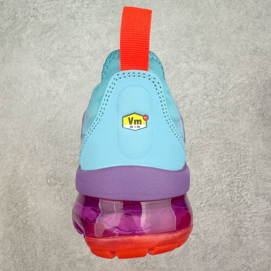 图片[8]-NK Vapormax Plus Air Rainbow 时尚运动拼接减震防滑轻便低帮大气垫跑步鞋 FD0823-500 鞋面采用独特的波浪线条设计，其灵感来源于棕榈树叶，同时加载当年 Nike 推崇的缓震技术 Tuned Air，让其时至今日依然有自己独特的科技属性。据小编本人观察，在前两年还未兴起复古老爹鞋之前，这款跑鞋在国外街头的上脚频率相当之高，可见老外对其 “丑帅” 的设计情有独钟。尺码：36 36.5 37.5 38 38.5 39 40-选品中心
