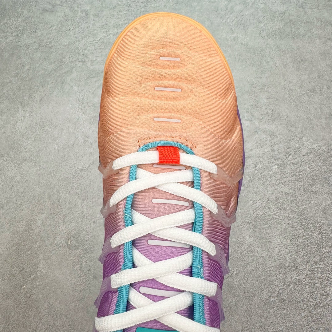 图片[4]-NK Vapormax Plus Air Rainbow 时尚运动拼接减震防滑轻便低帮大气垫跑步鞋 FD0823-500 鞋面采用独特的波浪线条设计，其灵感来源于棕榈树叶，同时加载当年 Nike 推崇的缓震技术 Tuned Air，让其时至今日依然有自己独特的科技属性。据小编本人观察，在前两年还未兴起复古老爹鞋之前，这款跑鞋在国外街头的上脚频率相当之高，可见老外对其 “丑帅” 的设计情有独钟。尺码：36 36.5 37.5 38 38.5 39 40-选品中心
