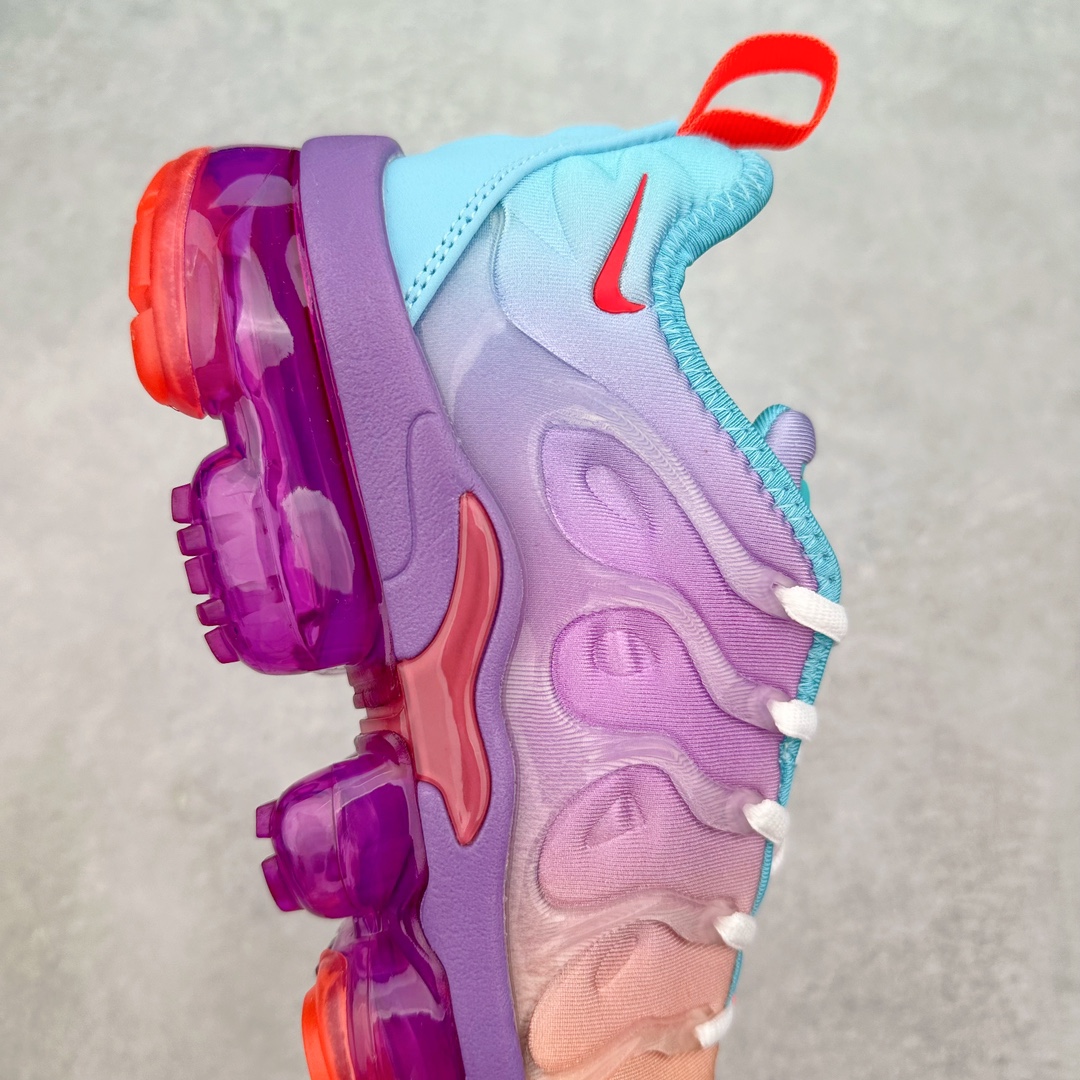 图片[6]-NK Vapormax Plus Air Rainbow 时尚运动拼接减震防滑轻便低帮大气垫跑步鞋 FD0823-500 鞋面采用独特的波浪线条设计，其灵感来源于棕榈树叶，同时加载当年 Nike 推崇的缓震技术 Tuned Air，让其时至今日依然有自己独特的科技属性。据小编本人观察，在前两年还未兴起复古老爹鞋之前，这款跑鞋在国外街头的上脚频率相当之高，可见老外对其 “丑帅” 的设计情有独钟。尺码：36 36.5 37.5 38 38.5 39 40-选品中心
