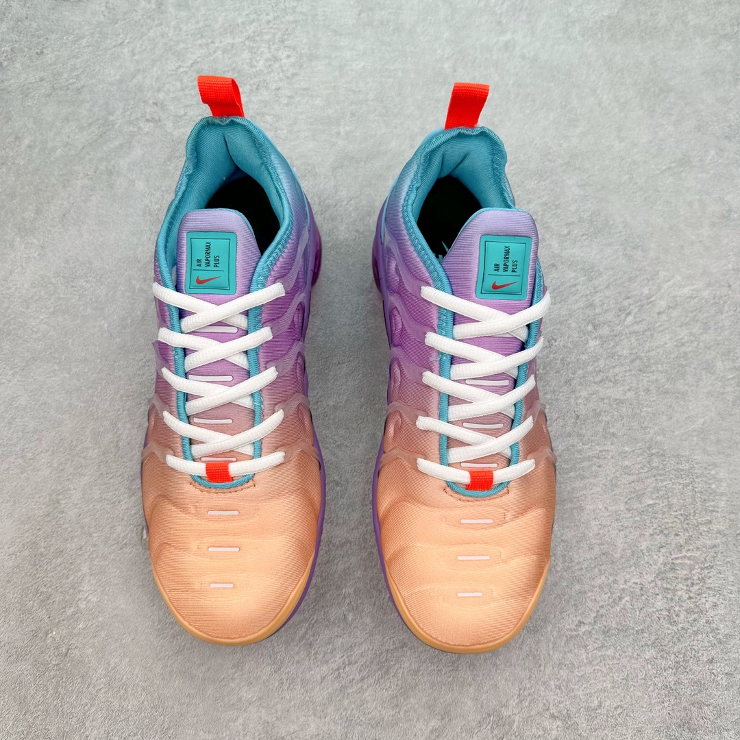 图片[2]-NK Vapormax Plus Air Rainbow 时尚运动拼接减震防滑轻便低帮大气垫跑步鞋 FD0823-500 鞋面采用独特的波浪线条设计，其灵感来源于棕榈树叶，同时加载当年 Nike 推崇的缓震技术 Tuned Air，让其时至今日依然有自己独特的科技属性。据小编本人观察，在前两年还未兴起复古老爹鞋之前，这款跑鞋在国外街头的上脚频率相当之高，可见老外对其 “丑帅” 的设计情有独钟。尺码：36 36.5 37.5 38 38.5 39 40-选品中心