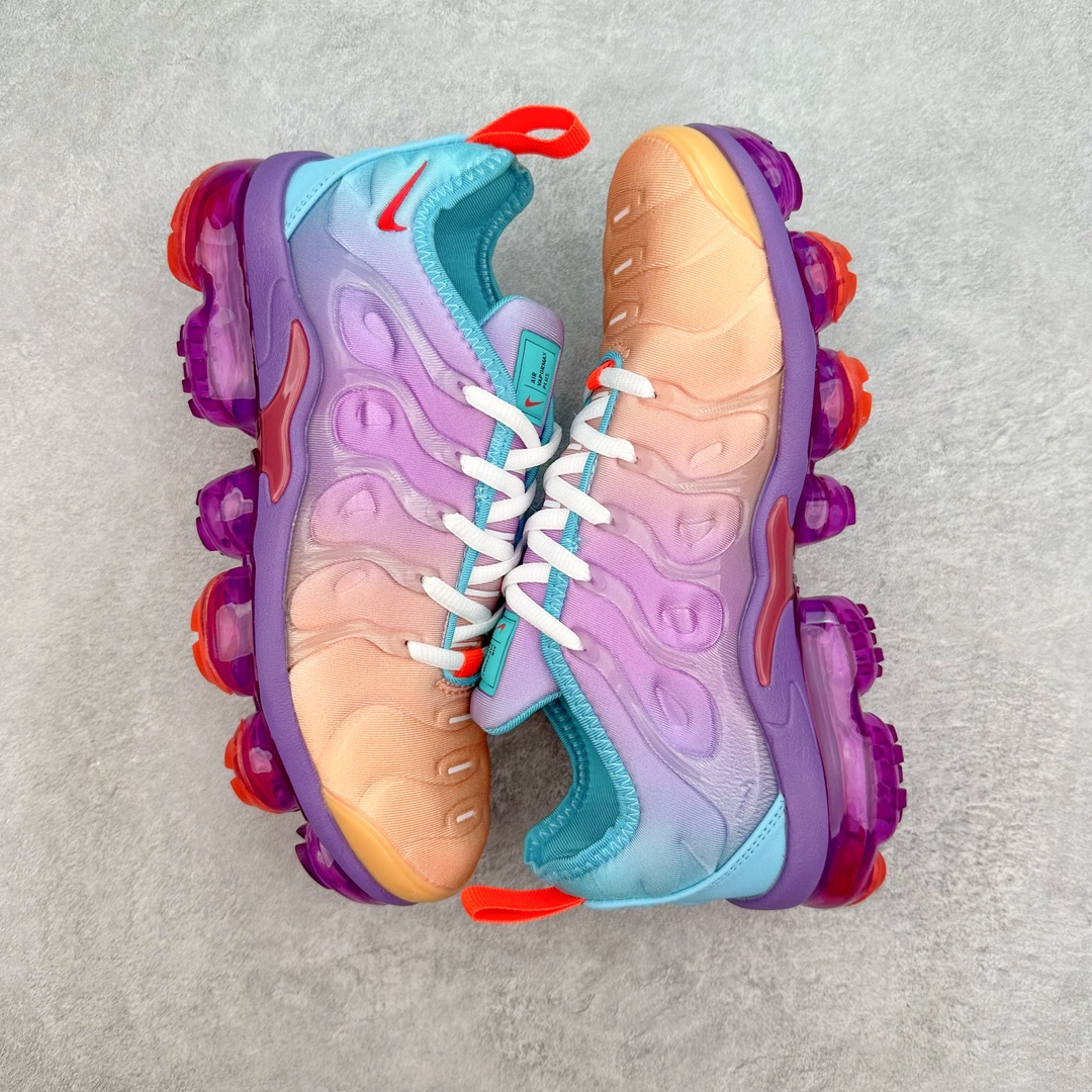 图片[3]-NK Vapormax Plus Air Rainbow 时尚运动拼接减震防滑轻便低帮大气垫跑步鞋 FD0823-500 鞋面采用独特的波浪线条设计，其灵感来源于棕榈树叶，同时加载当年 Nike 推崇的缓震技术 Tuned Air，让其时至今日依然有自己独特的科技属性。据小编本人观察，在前两年还未兴起复古老爹鞋之前，这款跑鞋在国外街头的上脚频率相当之高，可见老外对其 “丑帅” 的设计情有独钟。尺码：36 36.5 37.5 38 38.5 39 40-选品中心