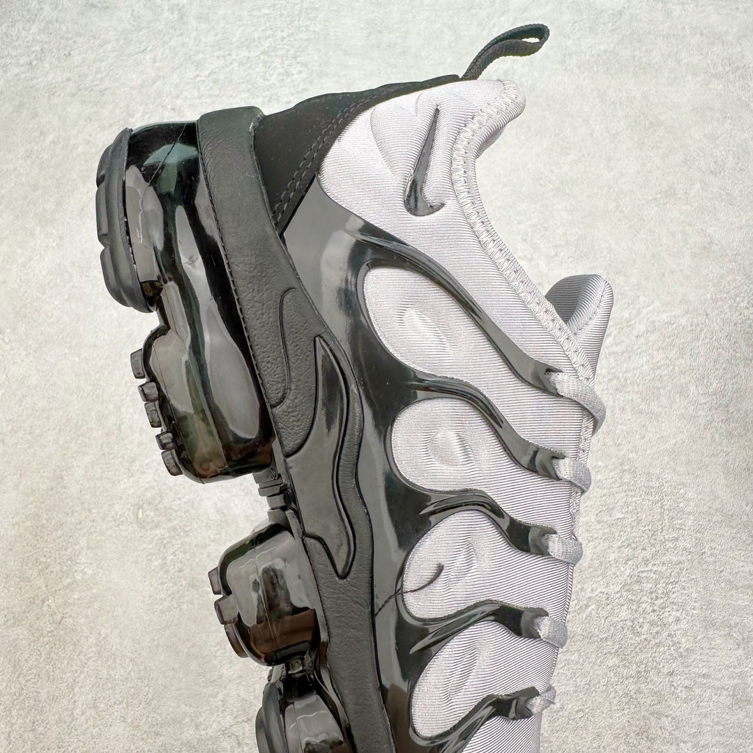 图片[6]-NK Vapormax Plus Air Rainbow 时尚运动拼接减震防滑轻便低帮大气垫跑步鞋 CK0900-001 鞋面采用独特的波浪线条设计，其灵感来源于棕榈树叶，同时加载当年 Nike 推崇的缓震技术 Tuned Air，让其时至今日依然有自己独特的科技属性。据小编本人观察，在前两年还未兴起复古老爹鞋之前，这款跑鞋在国外街头的上脚频率相当之高，可见老外对其 “丑帅” 的设计情有独钟。尺码：39 40 40.5 41 42 42.5 43 44 44.5 45 46 47.5-选品中心