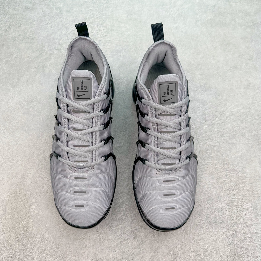 图片[2]-NK Vapormax Plus Air Rainbow 时尚运动拼接减震防滑轻便低帮大气垫跑步鞋 CK0900-001 鞋面采用独特的波浪线条设计，其灵感来源于棕榈树叶，同时加载当年 Nike 推崇的缓震技术 Tuned Air，让其时至今日依然有自己独特的科技属性。据小编本人观察，在前两年还未兴起复古老爹鞋之前，这款跑鞋在国外街头的上脚频率相当之高，可见老外对其 “丑帅” 的设计情有独钟。尺码：39 40 40.5 41 42 42.5 43 44 44.5 45 46 47.5-选品中心