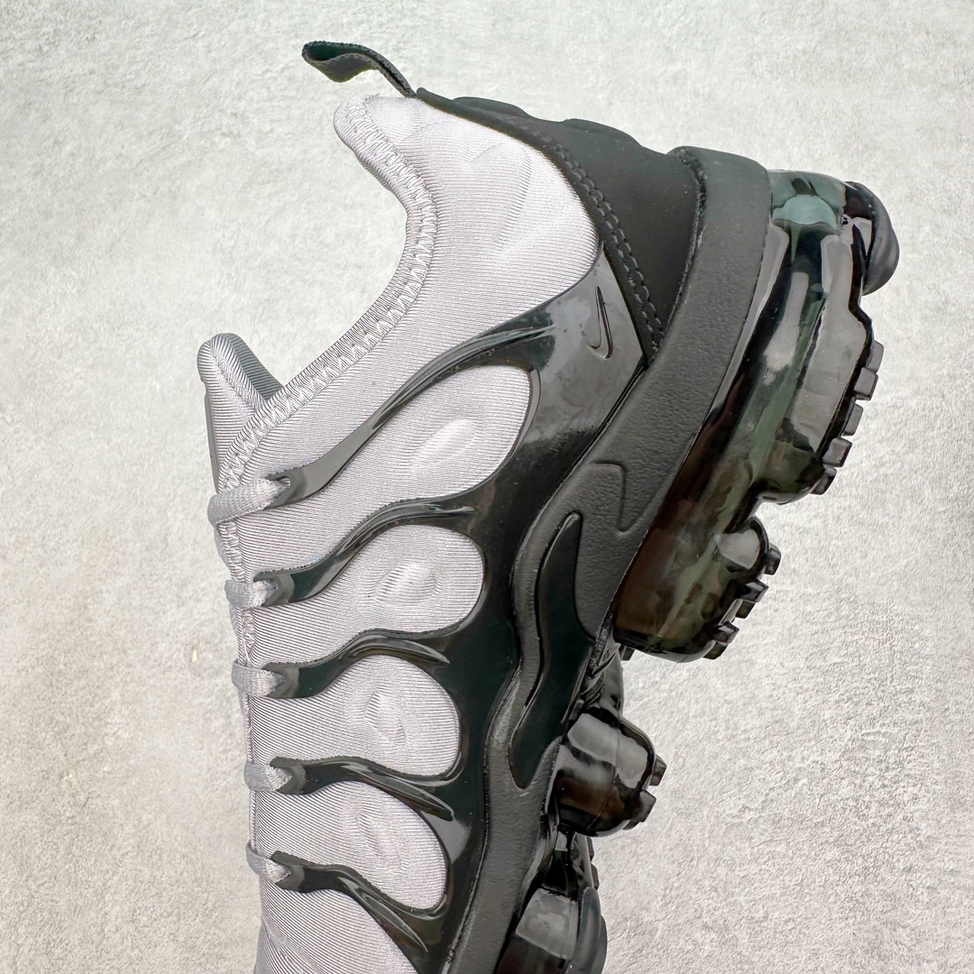 图片[7]-NK Vapormax Plus Air Rainbow 时尚运动拼接减震防滑轻便低帮大气垫跑步鞋 CK0900-001 鞋面采用独特的波浪线条设计，其灵感来源于棕榈树叶，同时加载当年 Nike 推崇的缓震技术 Tuned Air，让其时至今日依然有自己独特的科技属性。据小编本人观察，在前两年还未兴起复古老爹鞋之前，这款跑鞋在国外街头的上脚频率相当之高，可见老外对其 “丑帅” 的设计情有独钟。尺码：39 40 40.5 41 42 42.5 43 44 44.5 45 46 47.5-选品中心