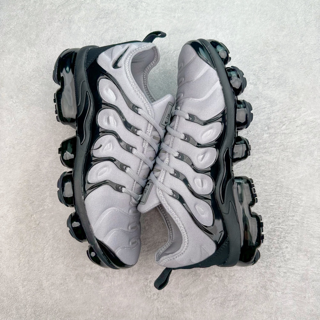 图片[3]-NK Vapormax Plus Air Rainbow 时尚运动拼接减震防滑轻便低帮大气垫跑步鞋 CK0900-001 鞋面采用独特的波浪线条设计，其灵感来源于棕榈树叶，同时加载当年 Nike 推崇的缓震技术 Tuned Air，让其时至今日依然有自己独特的科技属性。据小编本人观察，在前两年还未兴起复古老爹鞋之前，这款跑鞋在国外街头的上脚频率相当之高，可见老外对其 “丑帅” 的设计情有独钟。尺码：39 40 40.5 41 42 42.5 43 44 44.5 45 46 47.5-选品中心