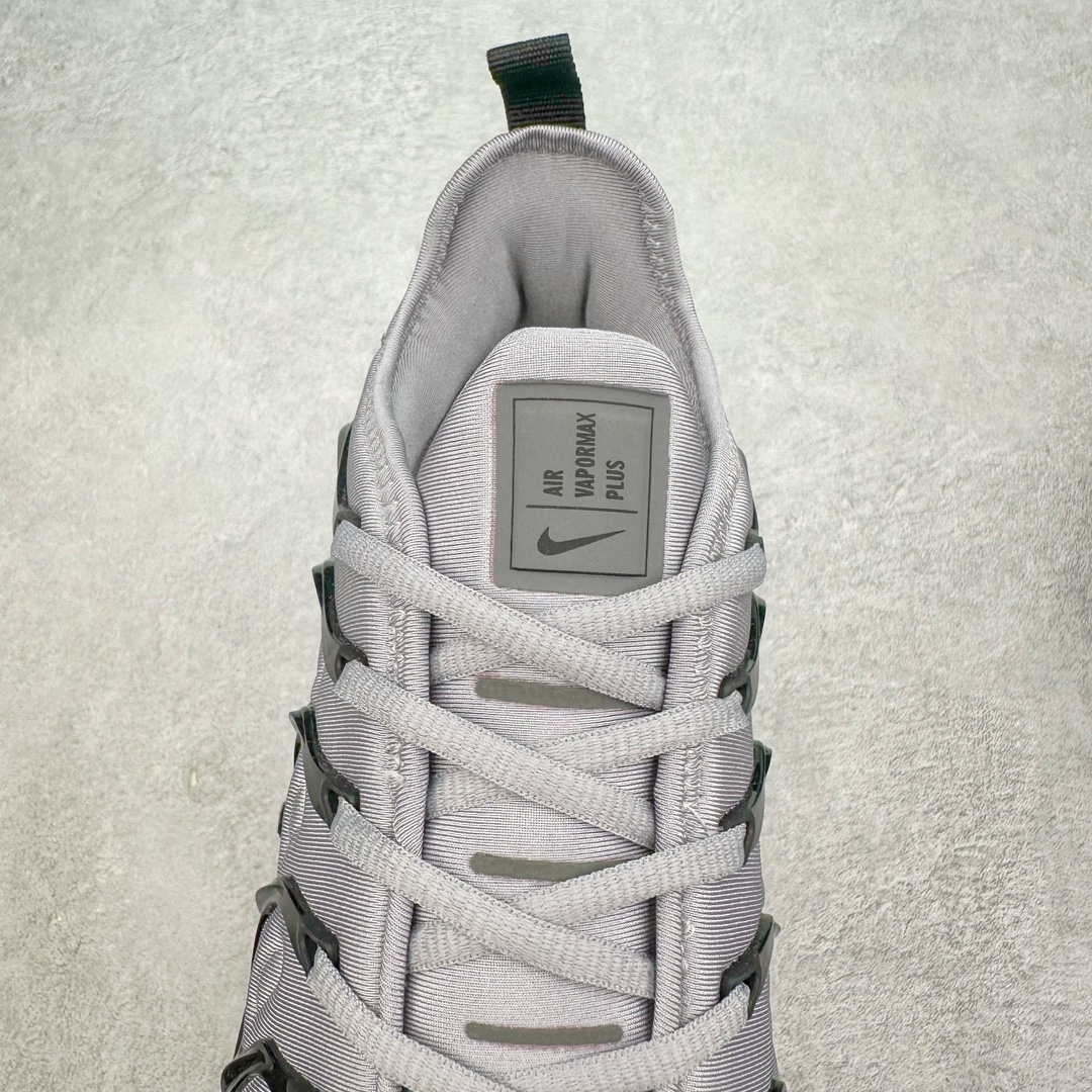 图片[5]-NK Vapormax Plus Air Rainbow 时尚运动拼接减震防滑轻便低帮大气垫跑步鞋 CK0900-001 鞋面采用独特的波浪线条设计，其灵感来源于棕榈树叶，同时加载当年 Nike 推崇的缓震技术 Tuned Air，让其时至今日依然有自己独特的科技属性。据小编本人观察，在前两年还未兴起复古老爹鞋之前，这款跑鞋在国外街头的上脚频率相当之高，可见老外对其 “丑帅” 的设计情有独钟。尺码：39 40 40.5 41 42 42.5 43 44 44.5 45 46 47.5-选品中心