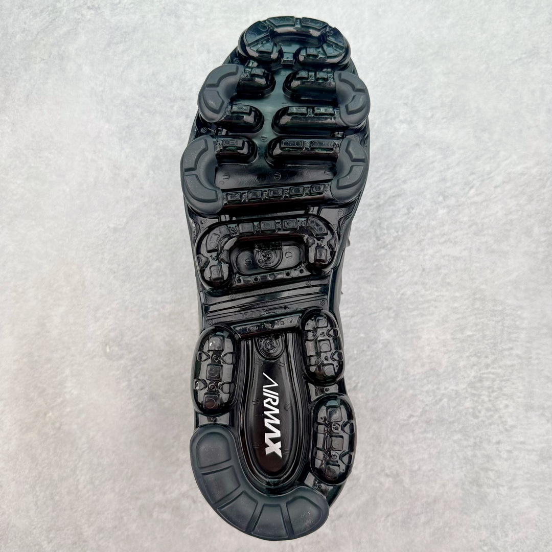 图片[9]-NK Vapormax Plus Air Rainbow 时尚运动拼接减震防滑轻便低帮大气垫跑步鞋 CK0900-001 鞋面采用独特的波浪线条设计，其灵感来源于棕榈树叶，同时加载当年 Nike 推崇的缓震技术 Tuned Air，让其时至今日依然有自己独特的科技属性。据小编本人观察，在前两年还未兴起复古老爹鞋之前，这款跑鞋在国外街头的上脚频率相当之高，可见老外对其 “丑帅” 的设计情有独钟。尺码：39 40 40.5 41 42 42.5 43 44 44.5 45 46 47.5-选品中心