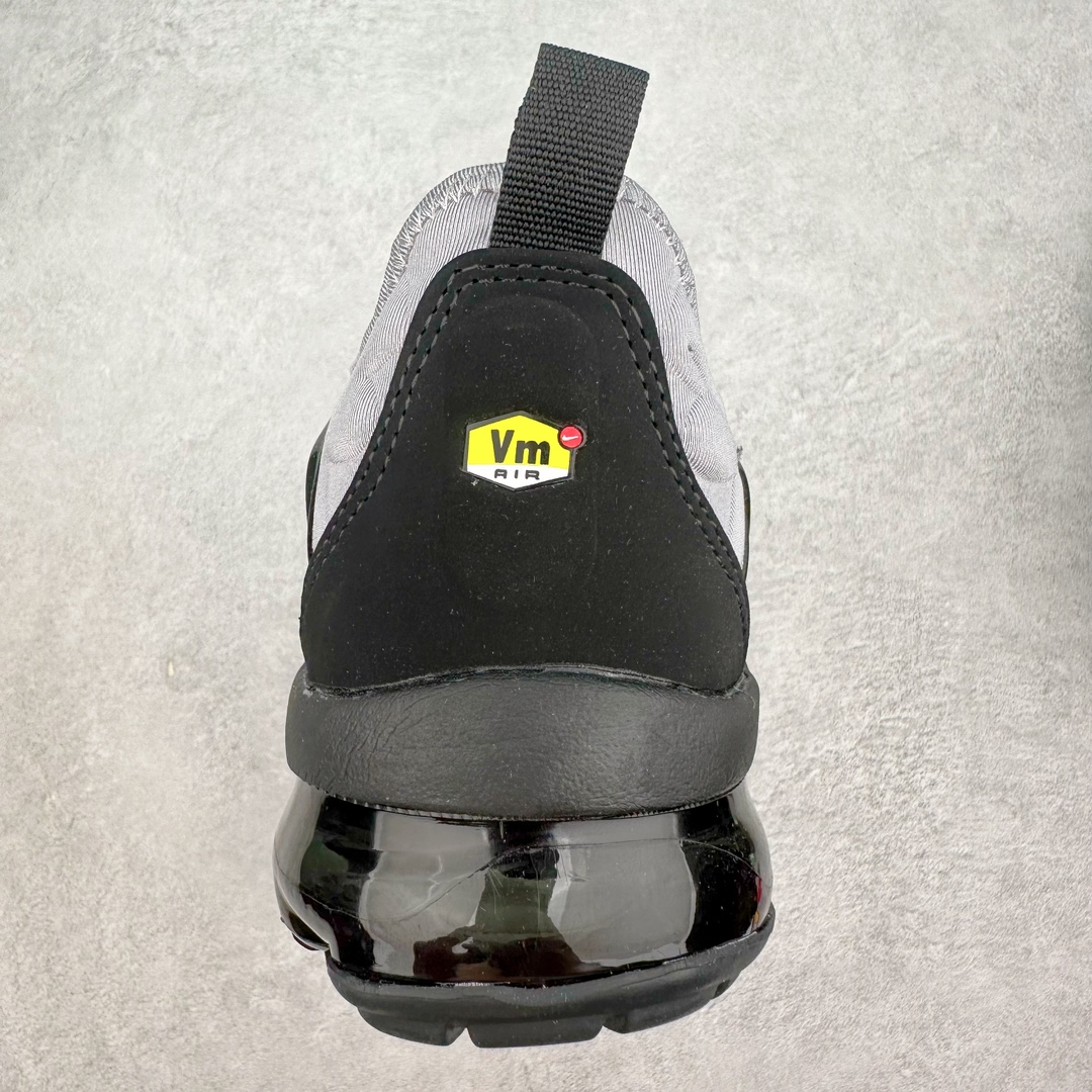 图片[8]-NK Vapormax Plus Air Rainbow 时尚运动拼接减震防滑轻便低帮大气垫跑步鞋 CK0900-001 鞋面采用独特的波浪线条设计，其灵感来源于棕榈树叶，同时加载当年 Nike 推崇的缓震技术 Tuned Air，让其时至今日依然有自己独特的科技属性。据小编本人观察，在前两年还未兴起复古老爹鞋之前，这款跑鞋在国外街头的上脚频率相当之高，可见老外对其 “丑帅” 的设计情有独钟。尺码：39 40 40.5 41 42 42.5 43 44 44.5 45 46 47.5-选品中心