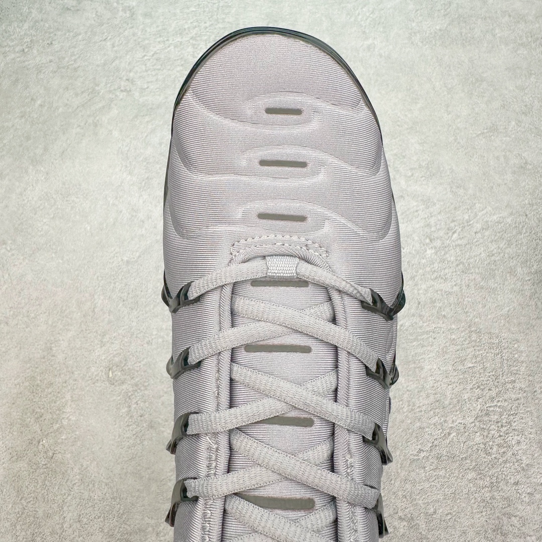 图片[4]-NK Vapormax Plus Air Rainbow 时尚运动拼接减震防滑轻便低帮大气垫跑步鞋 CK0900-001 鞋面采用独特的波浪线条设计，其灵感来源于棕榈树叶，同时加载当年 Nike 推崇的缓震技术 Tuned Air，让其时至今日依然有自己独特的科技属性。据小编本人观察，在前两年还未兴起复古老爹鞋之前，这款跑鞋在国外街头的上脚频率相当之高，可见老外对其 “丑帅” 的设计情有独钟。尺码：39 40 40.5 41 42 42.5 43 44 44.5 45 46 47.5-选品中心