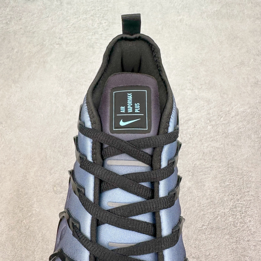 图片[5]-NK Vapormax Plus Air Rainbow 时尚运动拼接减震防滑轻便低帮大气垫跑步鞋 924453-018 鞋面采用独特的波浪线条设计，其灵感来源于棕榈树叶，同时加载当年 Nike 推崇的缓震技术 Tuned Air，让其时至今日依然有自己独特的科技属性。据小编本人观察，在前两年还未兴起复古老爹鞋之前，这款跑鞋在国外街头的上脚频率相当之高，可见老外对其 “丑帅” 的设计情有独钟。尺码：39 40 40.5 41 42 42.5 43 44 44.5 45 46 47.5-选品中心