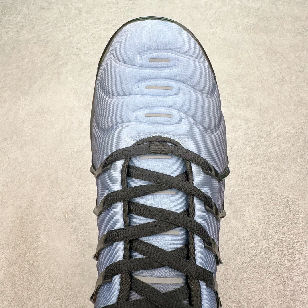 图片[4]-NK Vapormax Plus Air Rainbow 时尚运动拼接减震防滑轻便低帮大气垫跑步鞋 924453-018 鞋面采用独特的波浪线条设计，其灵感来源于棕榈树叶，同时加载当年 Nike 推崇的缓震技术 Tuned Air，让其时至今日依然有自己独特的科技属性。据小编本人观察，在前两年还未兴起复古老爹鞋之前，这款跑鞋在国外街头的上脚频率相当之高，可见老外对其 “丑帅” 的设计情有独钟。尺码：39 40 40.5 41 42 42.5 43 44 44.5 45 46 47.5-选品中心