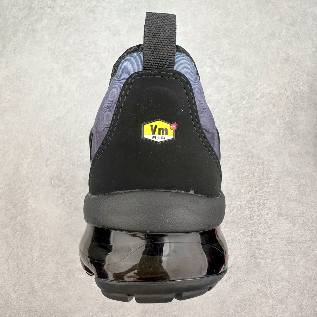 图片[8]-NK Vapormax Plus Air Rainbow 时尚运动拼接减震防滑轻便低帮大气垫跑步鞋 924453-018 鞋面采用独特的波浪线条设计，其灵感来源于棕榈树叶，同时加载当年 Nike 推崇的缓震技术 Tuned Air，让其时至今日依然有自己独特的科技属性。据小编本人观察，在前两年还未兴起复古老爹鞋之前，这款跑鞋在国外街头的上脚频率相当之高，可见老外对其 “丑帅” 的设计情有独钟。尺码：39 40 40.5 41 42 42.5 43 44 44.5 45 46 47.5-选品中心