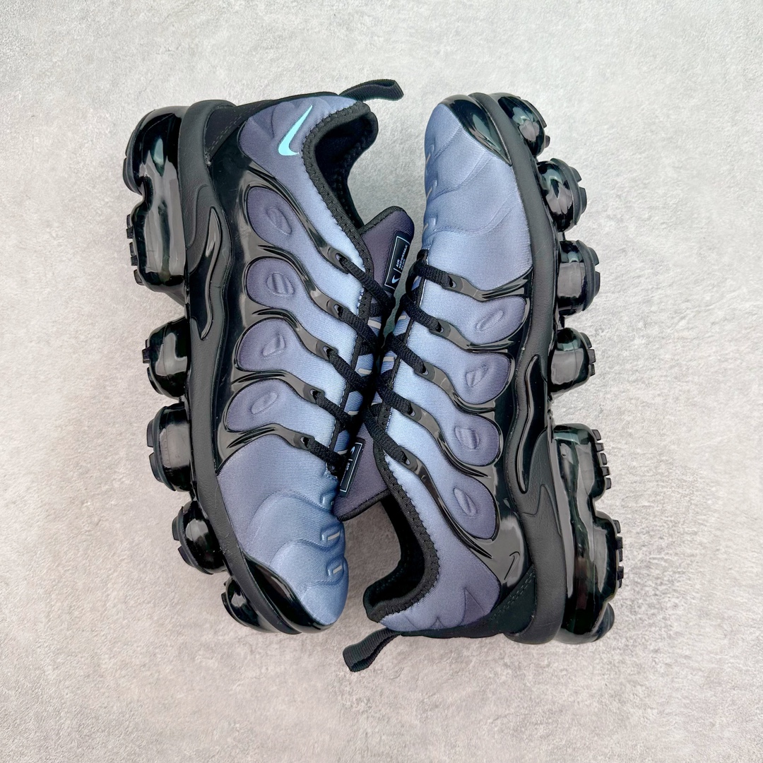 图片[3]-NK Vapormax Plus Air Rainbow 时尚运动拼接减震防滑轻便低帮大气垫跑步鞋 924453-018 鞋面采用独特的波浪线条设计，其灵感来源于棕榈树叶，同时加载当年 Nike 推崇的缓震技术 Tuned Air，让其时至今日依然有自己独特的科技属性。据小编本人观察，在前两年还未兴起复古老爹鞋之前，这款跑鞋在国外街头的上脚频率相当之高，可见老外对其 “丑帅” 的设计情有独钟。尺码：39 40 40.5 41 42 42.5 43 44 44.5 45 46 47.5-选品中心