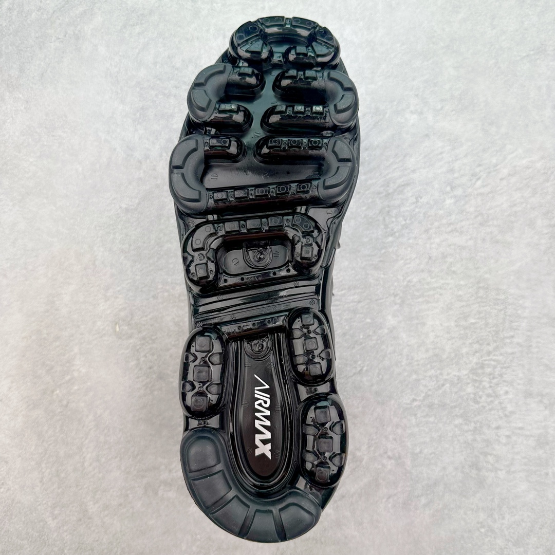 图片[9]-NK Vapormax Plus Air Rainbow 时尚运动拼接减震防滑轻便低帮大气垫跑步鞋 924453-018 鞋面采用独特的波浪线条设计，其灵感来源于棕榈树叶，同时加载当年 Nike 推崇的缓震技术 Tuned Air，让其时至今日依然有自己独特的科技属性。据小编本人观察，在前两年还未兴起复古老爹鞋之前，这款跑鞋在国外街头的上脚频率相当之高，可见老外对其 “丑帅” 的设计情有独钟。尺码：39 40 40.5 41 42 42.5 43 44 44.5 45 46 47.5-选品中心