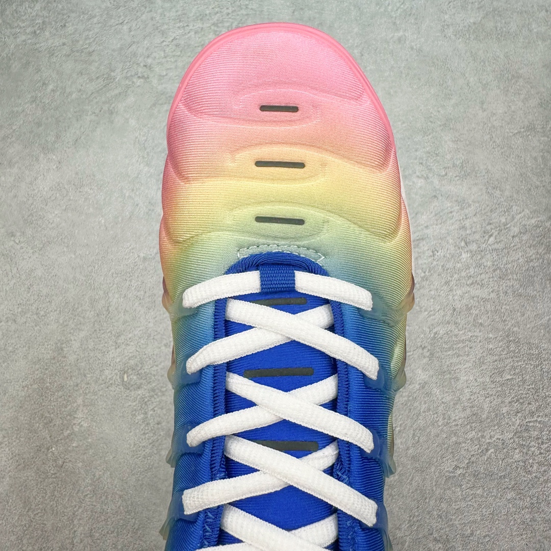 图片[4]-NK Vapormax Plus Air Rainbow 时尚运动拼接减震防滑轻便低帮大气垫跑步鞋 FJ4550-606 鞋面采用独特的波浪线条设计，其灵感来源于棕榈树叶，同时加载当年 Nike 推崇的缓震技术 Tuned Air，让其时至今日依然有自己独特的科技属性。据小编本人观察，在前两年还未兴起复古老爹鞋之前，这款跑鞋在国外街头的上脚频率相当之高，可见老外对其 “丑帅” 的设计情有独钟。尺码：36 36.5 37.5 38 38.5 39 40-选品中心