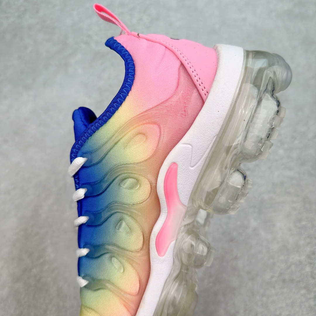 图片[7]-NK Vapormax Plus Air Rainbow 时尚运动拼接减震防滑轻便低帮大气垫跑步鞋 FJ4550-606 鞋面采用独特的波浪线条设计，其灵感来源于棕榈树叶，同时加载当年 Nike 推崇的缓震技术 Tuned Air，让其时至今日依然有自己独特的科技属性。据小编本人观察，在前两年还未兴起复古老爹鞋之前，这款跑鞋在国外街头的上脚频率相当之高，可见老外对其 “丑帅” 的设计情有独钟。尺码：36 36.5 37.5 38 38.5 39 40-选品中心