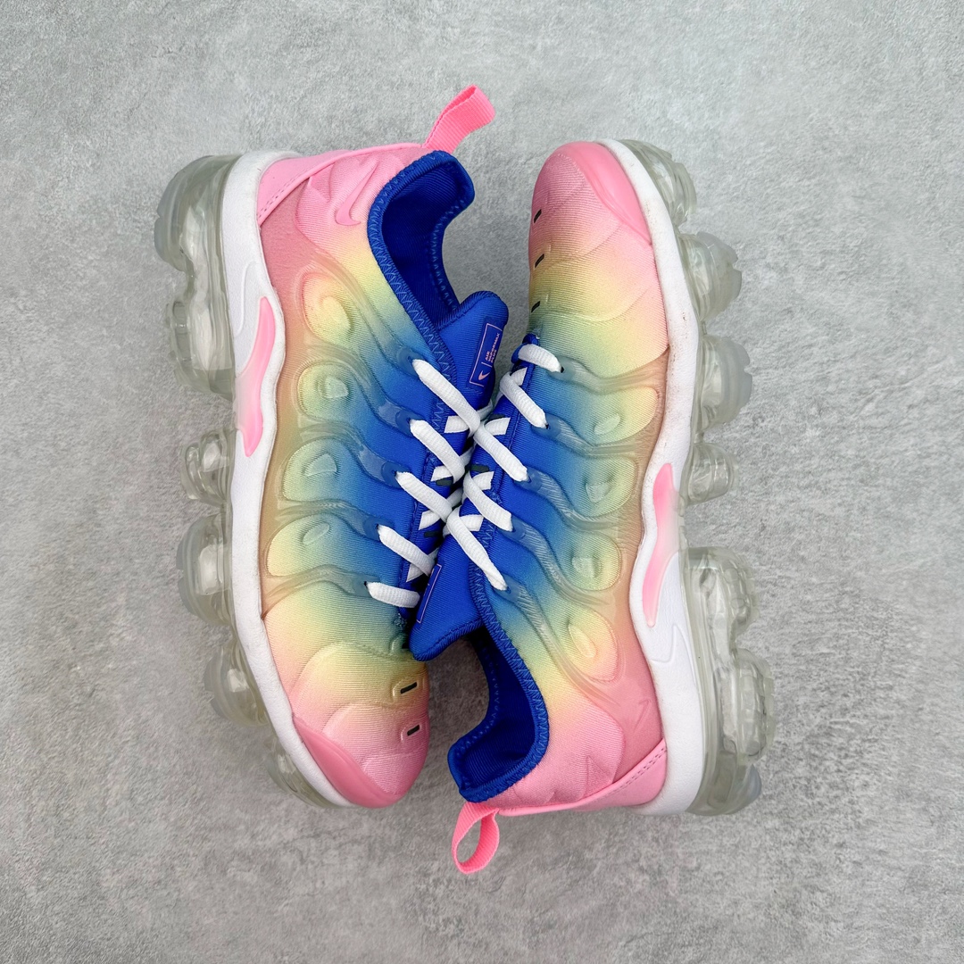 图片[3]-NK Vapormax Plus Air Rainbow 时尚运动拼接减震防滑轻便低帮大气垫跑步鞋 FJ4550-606 鞋面采用独特的波浪线条设计，其灵感来源于棕榈树叶，同时加载当年 Nike 推崇的缓震技术 Tuned Air，让其时至今日依然有自己独特的科技属性。据小编本人观察，在前两年还未兴起复古老爹鞋之前，这款跑鞋在国外街头的上脚频率相当之高，可见老外对其 “丑帅” 的设计情有独钟。尺码：36 36.5 37.5 38 38.5 39 40-选品中心