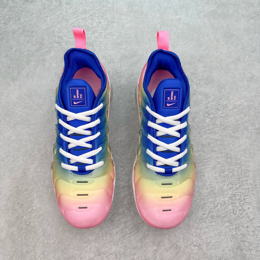 图片[2]-NK Vapormax Plus Air Rainbow 时尚运动拼接减震防滑轻便低帮大气垫跑步鞋 FJ4550-606 鞋面采用独特的波浪线条设计，其灵感来源于棕榈树叶，同时加载当年 Nike 推崇的缓震技术 Tuned Air，让其时至今日依然有自己独特的科技属性。据小编本人观察，在前两年还未兴起复古老爹鞋之前，这款跑鞋在国外街头的上脚频率相当之高，可见老外对其 “丑帅” 的设计情有独钟。尺码：36 36.5 37.5 38 38.5 39 40-选品中心