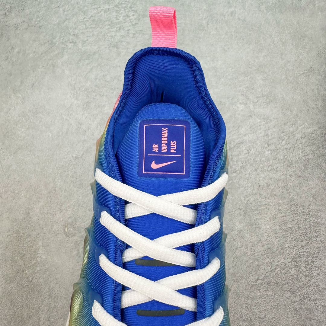 图片[5]-NK Vapormax Plus Air Rainbow 时尚运动拼接减震防滑轻便低帮大气垫跑步鞋 FJ4550-606 鞋面采用独特的波浪线条设计，其灵感来源于棕榈树叶，同时加载当年 Nike 推崇的缓震技术 Tuned Air，让其时至今日依然有自己独特的科技属性。据小编本人观察，在前两年还未兴起复古老爹鞋之前，这款跑鞋在国外街头的上脚频率相当之高，可见老外对其 “丑帅” 的设计情有独钟。尺码：36 36.5 37.5 38 38.5 39 40-选品中心