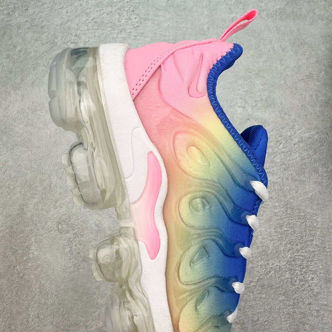 图片[6]-NK Vapormax Plus Air Rainbow 时尚运动拼接减震防滑轻便低帮大气垫跑步鞋 FJ4550-606 鞋面采用独特的波浪线条设计，其灵感来源于棕榈树叶，同时加载当年 Nike 推崇的缓震技术 Tuned Air，让其时至今日依然有自己独特的科技属性。据小编本人观察，在前两年还未兴起复古老爹鞋之前，这款跑鞋在国外街头的上脚频率相当之高，可见老外对其 “丑帅” 的设计情有独钟。尺码：36 36.5 37.5 38 38.5 39 40-选品中心