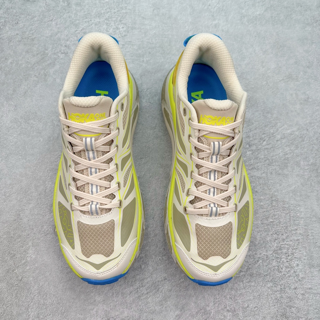 图片[2]-HOKA ONE ONE Mafate Speed 2 Low 玛法特2代系列低帮轻量户外越野休闲运动慢跑鞋 HOKA ONE ONE 最近推出了一个胶囊系列 Origin Story 这个系列里的 Mafate Speed 2 可以说让我日思夜想有一阵子了 最近终于拔草 让我来分享一下这双也是上脚赞到爆的越野跑鞋吧 以阿尔卑斯山脉作为主题将亮黄色与蓝色调覆盖在这经典轮廓之上 配色的呈现效果相当亮眼 以至于很多人买这个配色是用来日常搭配的 鞋面采用超轻的无缝架构 轻薄的TPU贴在透气的鞋面材料上 减轻重量同时也保证了支撑性 鞋底则采用滚动平衡技术 引导跑者回归自然步态 祖传的神奇EVA材质中底依旧是一如既往地表现优秀 能提供充足的缓震 作为HOKA家的越野跑鞋 VIBRAM 橡胶大底也是必不可少的 即便在复杂湿滑的地形 依旧能有良好的抓地力及稳定性 鞋带采用了弹性不易松脱的扁宽弹性鞋带 前掌与中掌部分也进行了加宽 也更加适合亚洲人的脚型 是一款十分全面且足够强悍的户外硬核越野鞋 而这双极其亮眼的越野跑鞋恰好又是在江山一百中参赛的UTMB冠军 Ludovic POMMERET 夺冠时穿着的战靴 这就让它变得更加有吸引力了 用来日常搭配的话短裤是基本不挑 长裤我个人推荐阔腿裤 工装裤以及各种长筒牛仔裤都可以 尺码：36 36.5 37.5 38 38.5 39 40 40.5 41 42 42.5 43 44 44.5 45-选品中心