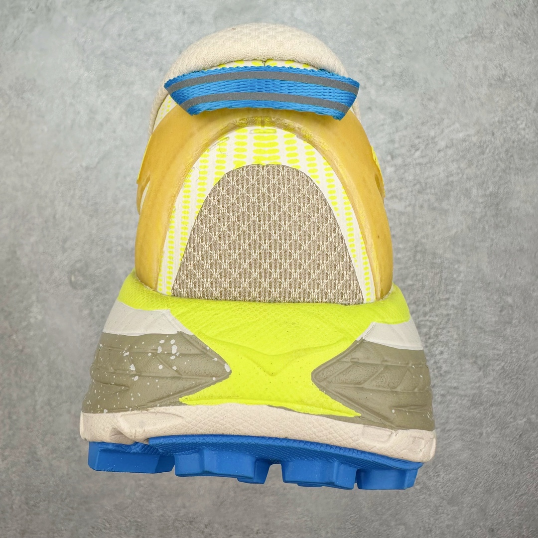 图片[8]-HOKA ONE ONE Mafate Speed 2 Low 玛法特2代系列低帮轻量户外越野休闲运动慢跑鞋 HOKA ONE ONE 最近推出了一个胶囊系列 Origin Story 这个系列里的 Mafate Speed 2 可以说让我日思夜想有一阵子了 最近终于拔草 让我来分享一下这双也是上脚赞到爆的越野跑鞋吧 以阿尔卑斯山脉作为主题将亮黄色与蓝色调覆盖在这经典轮廓之上 配色的呈现效果相当亮眼 以至于很多人买这个配色是用来日常搭配的 鞋面采用超轻的无缝架构 轻薄的TPU贴在透气的鞋面材料上 减轻重量同时也保证了支撑性 鞋底则采用滚动平衡技术 引导跑者回归自然步态 祖传的神奇EVA材质中底依旧是一如既往地表现优秀 能提供充足的缓震 作为HOKA家的越野跑鞋 VIBRAM 橡胶大底也是必不可少的 即便在复杂湿滑的地形 依旧能有良好的抓地力及稳定性 鞋带采用了弹性不易松脱的扁宽弹性鞋带 前掌与中掌部分也进行了加宽 也更加适合亚洲人的脚型 是一款十分全面且足够强悍的户外硬核越野鞋 而这双极其亮眼的越野跑鞋恰好又是在江山一百中参赛的UTMB冠军 Ludovic POMMERET 夺冠时穿着的战靴 这就让它变得更加有吸引力了 用来日常搭配的话短裤是基本不挑 长裤我个人推荐阔腿裤 工装裤以及各种长筒牛仔裤都可以 尺码：36 36.5 37.5 38 38.5 39 40 40.5 41 42 42.5 43 44 44.5 45-选品中心