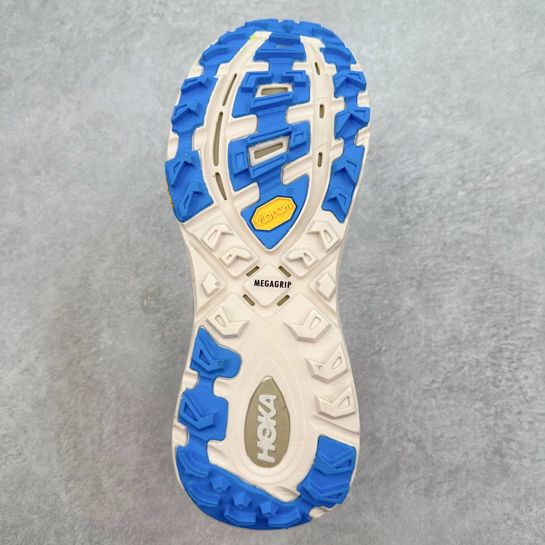 图片[9]-HOKA ONE ONE Mafate Speed 2 Low 玛法特2代系列低帮轻量户外越野休闲运动慢跑鞋 HOKA ONE ONE 最近推出了一个胶囊系列 Origin Story 这个系列里的 Mafate Speed 2 可以说让我日思夜想有一阵子了 最近终于拔草 让我来分享一下这双也是上脚赞到爆的越野跑鞋吧 以阿尔卑斯山脉作为主题将亮黄色与蓝色调覆盖在这经典轮廓之上 配色的呈现效果相当亮眼 以至于很多人买这个配色是用来日常搭配的 鞋面采用超轻的无缝架构 轻薄的TPU贴在透气的鞋面材料上 减轻重量同时也保证了支撑性 鞋底则采用滚动平衡技术 引导跑者回归自然步态 祖传的神奇EVA材质中底依旧是一如既往地表现优秀 能提供充足的缓震 作为HOKA家的越野跑鞋 VIBRAM 橡胶大底也是必不可少的 即便在复杂湿滑的地形 依旧能有良好的抓地力及稳定性 鞋带采用了弹性不易松脱的扁宽弹性鞋带 前掌与中掌部分也进行了加宽 也更加适合亚洲人的脚型 是一款十分全面且足够强悍的户外硬核越野鞋 而这双极其亮眼的越野跑鞋恰好又是在江山一百中参赛的UTMB冠军 Ludovic POMMERET 夺冠时穿着的战靴 这就让它变得更加有吸引力了 用来日常搭配的话短裤是基本不挑 长裤我个人推荐阔腿裤 工装裤以及各种长筒牛仔裤都可以 尺码：36 36.5 37.5 38 38.5 39 40 40.5 41 42 42.5 43 44 44.5 45-选品中心