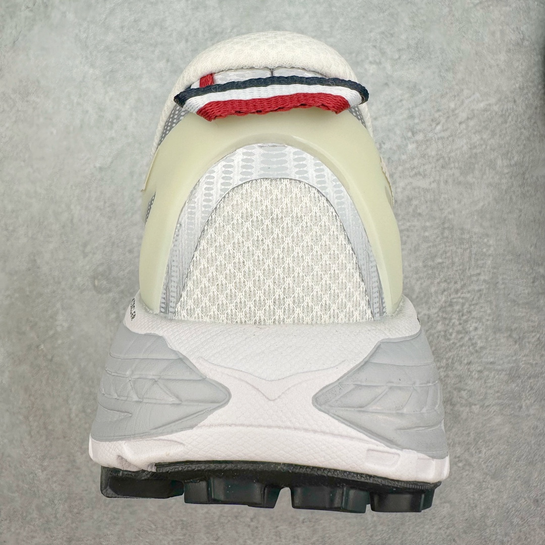 图片[8]-HOKA ONE ONE Mafate Speed 2 Low 玛法特2代系列低帮轻量户外越野休闲运动慢跑鞋 HOKA ONE ONE 最近推出了一个胶囊系列 Origin Story 这个系列里的 Mafate Speed 2 可以说让我日思夜想有一阵子了 最近终于拔草 让我来分享一下这双也是上脚赞到爆的越野跑鞋吧 以阿尔卑斯山脉作为主题将亮黄色与蓝色调覆盖在这经典轮廓之上 配色的呈现效果相当亮眼 以至于很多人买这个配色是用来日常搭配的 鞋面采用超轻的无缝架构 轻薄的TPU贴在透气的鞋面材料上 减轻重量同时也保证了支撑性 鞋底则采用滚动平衡技术 引导跑者回归自然步态 祖传的神奇EVA材质中底依旧是一如既往地表现优秀 能提供充足的缓震 作为HOKA家的越野跑鞋 VIBRAM 橡胶大底也是必不可少的 即便在复杂湿滑的地形 依旧能有良好的抓地力及稳定性 鞋带采用了弹性不易松脱的扁宽弹性鞋带 前掌与中掌部分也进行了加宽 也更加适合亚洲人的脚型 是一款十分全面且足够强悍的户外硬核越野鞋 而这双极其亮眼的越野跑鞋恰好又是在江山一百中参赛的UTMB冠军 Ludovic POMMERET 夺冠时穿着的战靴 这就让它变得更加有吸引力了 用来日常搭配的话短裤是基本不挑 长裤我个人推荐阔腿裤 工装裤以及各种长筒牛仔裤都可以 尺码：36 36.5 37.5 38 38.5 39 40 40.5 41 42 42.5 43 44 44.5 45-选品中心