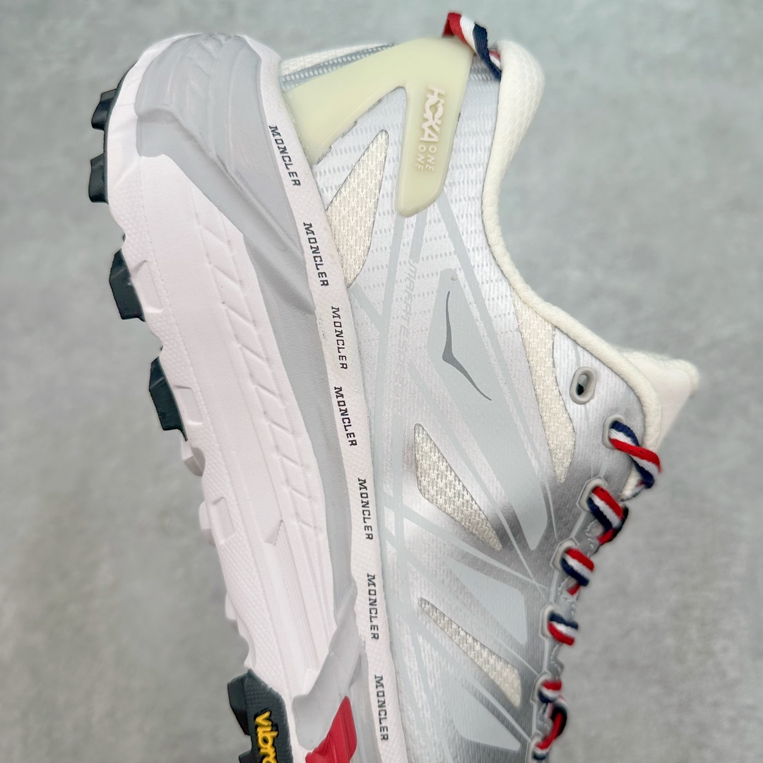 图片[6]-HOKA ONE ONE Mafate Speed 2 Low 玛法特2代系列低帮轻量户外越野休闲运动慢跑鞋 HOKA ONE ONE 最近推出了一个胶囊系列 Origin Story 这个系列里的 Mafate Speed 2 可以说让我日思夜想有一阵子了 最近终于拔草 让我来分享一下这双也是上脚赞到爆的越野跑鞋吧 以阿尔卑斯山脉作为主题将亮黄色与蓝色调覆盖在这经典轮廓之上 配色的呈现效果相当亮眼 以至于很多人买这个配色是用来日常搭配的 鞋面采用超轻的无缝架构 轻薄的TPU贴在透气的鞋面材料上 减轻重量同时也保证了支撑性 鞋底则采用滚动平衡技术 引导跑者回归自然步态 祖传的神奇EVA材质中底依旧是一如既往地表现优秀 能提供充足的缓震 作为HOKA家的越野跑鞋 VIBRAM 橡胶大底也是必不可少的 即便在复杂湿滑的地形 依旧能有良好的抓地力及稳定性 鞋带采用了弹性不易松脱的扁宽弹性鞋带 前掌与中掌部分也进行了加宽 也更加适合亚洲人的脚型 是一款十分全面且足够强悍的户外硬核越野鞋 而这双极其亮眼的越野跑鞋恰好又是在江山一百中参赛的UTMB冠军 Ludovic POMMERET 夺冠时穿着的战靴 这就让它变得更加有吸引力了 用来日常搭配的话短裤是基本不挑 长裤我个人推荐阔腿裤 工装裤以及各种长筒牛仔裤都可以 尺码：36 36.5 37.5 38 38.5 39 40 40.5 41 42 42.5 43 44 44.5 45-选品中心