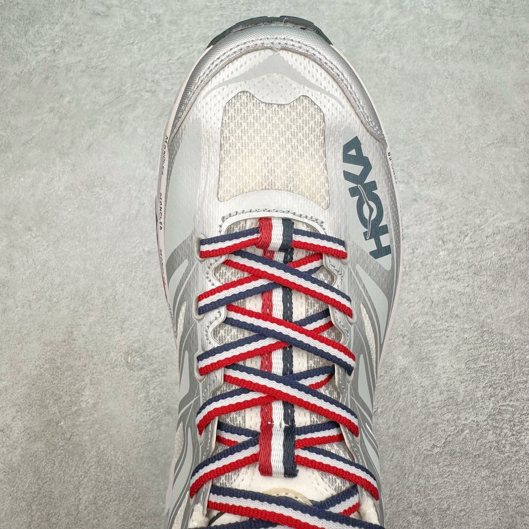 图片[4]-HOKA ONE ONE Mafate Speed 2 Low 玛法特2代系列低帮轻量户外越野休闲运动慢跑鞋 HOKA ONE ONE 最近推出了一个胶囊系列 Origin Story 这个系列里的 Mafate Speed 2 可以说让我日思夜想有一阵子了 最近终于拔草 让我来分享一下这双也是上脚赞到爆的越野跑鞋吧 以阿尔卑斯山脉作为主题将亮黄色与蓝色调覆盖在这经典轮廓之上 配色的呈现效果相当亮眼 以至于很多人买这个配色是用来日常搭配的 鞋面采用超轻的无缝架构 轻薄的TPU贴在透气的鞋面材料上 减轻重量同时也保证了支撑性 鞋底则采用滚动平衡技术 引导跑者回归自然步态 祖传的神奇EVA材质中底依旧是一如既往地表现优秀 能提供充足的缓震 作为HOKA家的越野跑鞋 VIBRAM 橡胶大底也是必不可少的 即便在复杂湿滑的地形 依旧能有良好的抓地力及稳定性 鞋带采用了弹性不易松脱的扁宽弹性鞋带 前掌与中掌部分也进行了加宽 也更加适合亚洲人的脚型 是一款十分全面且足够强悍的户外硬核越野鞋 而这双极其亮眼的越野跑鞋恰好又是在江山一百中参赛的UTMB冠军 Ludovic POMMERET 夺冠时穿着的战靴 这就让它变得更加有吸引力了 用来日常搭配的话短裤是基本不挑 长裤我个人推荐阔腿裤 工装裤以及各种长筒牛仔裤都可以 尺码：36 36.5 37.5 38 38.5 39 40 40.5 41 42 42.5 43 44 44.5 45-选品中心