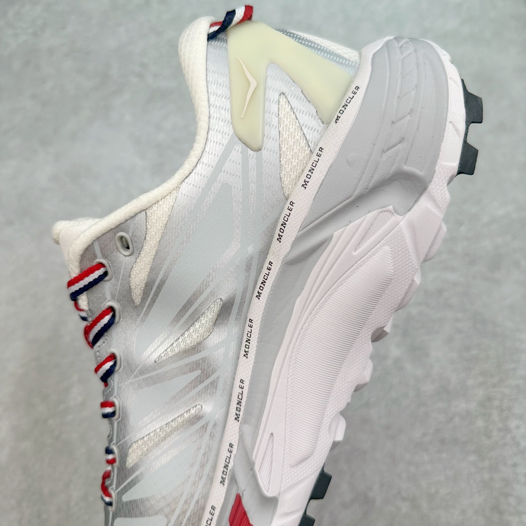 图片[7]-HOKA ONE ONE Mafate Speed 2 Low 玛法特2代系列低帮轻量户外越野休闲运动慢跑鞋 HOKA ONE ONE 最近推出了一个胶囊系列 Origin Story 这个系列里的 Mafate Speed 2 可以说让我日思夜想有一阵子了 最近终于拔草 让我来分享一下这双也是上脚赞到爆的越野跑鞋吧 以阿尔卑斯山脉作为主题将亮黄色与蓝色调覆盖在这经典轮廓之上 配色的呈现效果相当亮眼 以至于很多人买这个配色是用来日常搭配的 鞋面采用超轻的无缝架构 轻薄的TPU贴在透气的鞋面材料上 减轻重量同时也保证了支撑性 鞋底则采用滚动平衡技术 引导跑者回归自然步态 祖传的神奇EVA材质中底依旧是一如既往地表现优秀 能提供充足的缓震 作为HOKA家的越野跑鞋 VIBRAM 橡胶大底也是必不可少的 即便在复杂湿滑的地形 依旧能有良好的抓地力及稳定性 鞋带采用了弹性不易松脱的扁宽弹性鞋带 前掌与中掌部分也进行了加宽 也更加适合亚洲人的脚型 是一款十分全面且足够强悍的户外硬核越野鞋 而这双极其亮眼的越野跑鞋恰好又是在江山一百中参赛的UTMB冠军 Ludovic POMMERET 夺冠时穿着的战靴 这就让它变得更加有吸引力了 用来日常搭配的话短裤是基本不挑 长裤我个人推荐阔腿裤 工装裤以及各种长筒牛仔裤都可以 尺码：36 36.5 37.5 38 38.5 39 40 40.5 41 42 42.5 43 44 44.5 45-选品中心