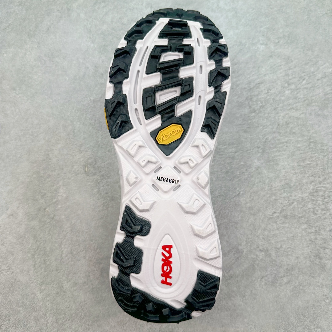 图片[9]-HOKA ONE ONE Mafate Speed 2 Low 玛法特2代系列低帮轻量户外越野休闲运动慢跑鞋 HOKA ONE ONE 最近推出了一个胶囊系列 Origin Story 这个系列里的 Mafate Speed 2 可以说让我日思夜想有一阵子了 最近终于拔草 让我来分享一下这双也是上脚赞到爆的越野跑鞋吧 以阿尔卑斯山脉作为主题将亮黄色与蓝色调覆盖在这经典轮廓之上 配色的呈现效果相当亮眼 以至于很多人买这个配色是用来日常搭配的 鞋面采用超轻的无缝架构 轻薄的TPU贴在透气的鞋面材料上 减轻重量同时也保证了支撑性 鞋底则采用滚动平衡技术 引导跑者回归自然步态 祖传的神奇EVA材质中底依旧是一如既往地表现优秀 能提供充足的缓震 作为HOKA家的越野跑鞋 VIBRAM 橡胶大底也是必不可少的 即便在复杂湿滑的地形 依旧能有良好的抓地力及稳定性 鞋带采用了弹性不易松脱的扁宽弹性鞋带 前掌与中掌部分也进行了加宽 也更加适合亚洲人的脚型 是一款十分全面且足够强悍的户外硬核越野鞋 而这双极其亮眼的越野跑鞋恰好又是在江山一百中参赛的UTMB冠军 Ludovic POMMERET 夺冠时穿着的战靴 这就让它变得更加有吸引力了 用来日常搭配的话短裤是基本不挑 长裤我个人推荐阔腿裤 工装裤以及各种长筒牛仔裤都可以 尺码：36 36.5 37.5 38 38.5 39 40 40.5 41 42 42.5 43 44 44.5 45-选品中心