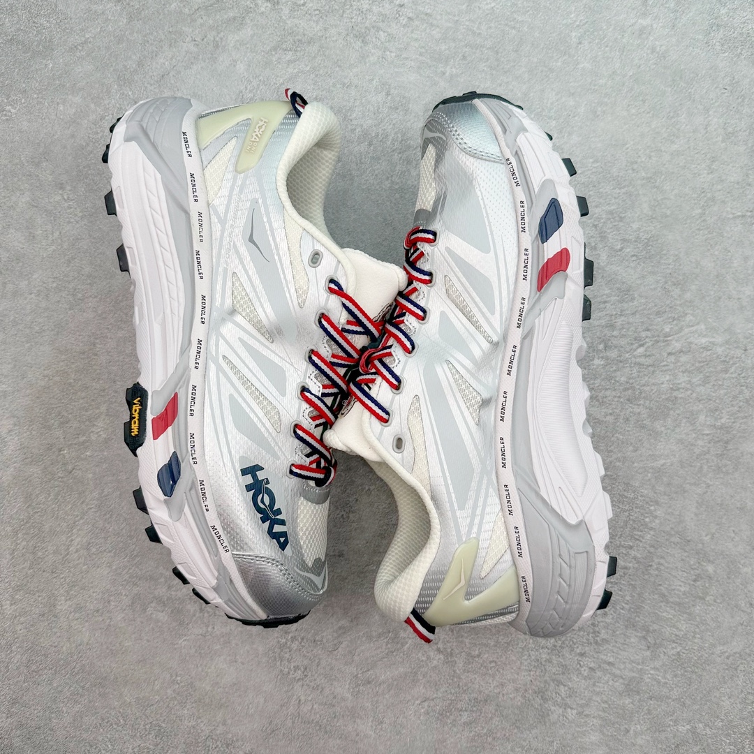 图片[3]-HOKA ONE ONE Mafate Speed 2 Low 玛法特2代系列低帮轻量户外越野休闲运动慢跑鞋 HOKA ONE ONE 最近推出了一个胶囊系列 Origin Story 这个系列里的 Mafate Speed 2 可以说让我日思夜想有一阵子了 最近终于拔草 让我来分享一下这双也是上脚赞到爆的越野跑鞋吧 以阿尔卑斯山脉作为主题将亮黄色与蓝色调覆盖在这经典轮廓之上 配色的呈现效果相当亮眼 以至于很多人买这个配色是用来日常搭配的 鞋面采用超轻的无缝架构 轻薄的TPU贴在透气的鞋面材料上 减轻重量同时也保证了支撑性 鞋底则采用滚动平衡技术 引导跑者回归自然步态 祖传的神奇EVA材质中底依旧是一如既往地表现优秀 能提供充足的缓震 作为HOKA家的越野跑鞋 VIBRAM 橡胶大底也是必不可少的 即便在复杂湿滑的地形 依旧能有良好的抓地力及稳定性 鞋带采用了弹性不易松脱的扁宽弹性鞋带 前掌与中掌部分也进行了加宽 也更加适合亚洲人的脚型 是一款十分全面且足够强悍的户外硬核越野鞋 而这双极其亮眼的越野跑鞋恰好又是在江山一百中参赛的UTMB冠军 Ludovic POMMERET 夺冠时穿着的战靴 这就让它变得更加有吸引力了 用来日常搭配的话短裤是基本不挑 长裤我个人推荐阔腿裤 工装裤以及各种长筒牛仔裤都可以 尺码：36 36.5 37.5 38 38.5 39 40 40.5 41 42 42.5 43 44 44.5 45-选品中心