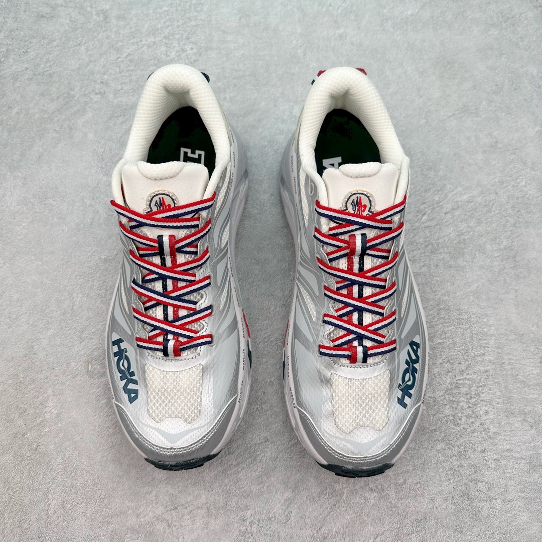 图片[2]-HOKA ONE ONE Mafate Speed 2 Low 玛法特2代系列低帮轻量户外越野休闲运动慢跑鞋 HOKA ONE ONE 最近推出了一个胶囊系列 Origin Story 这个系列里的 Mafate Speed 2 可以说让我日思夜想有一阵子了 最近终于拔草 让我来分享一下这双也是上脚赞到爆的越野跑鞋吧 以阿尔卑斯山脉作为主题将亮黄色与蓝色调覆盖在这经典轮廓之上 配色的呈现效果相当亮眼 以至于很多人买这个配色是用来日常搭配的 鞋面采用超轻的无缝架构 轻薄的TPU贴在透气的鞋面材料上 减轻重量同时也保证了支撑性 鞋底则采用滚动平衡技术 引导跑者回归自然步态 祖传的神奇EVA材质中底依旧是一如既往地表现优秀 能提供充足的缓震 作为HOKA家的越野跑鞋 VIBRAM 橡胶大底也是必不可少的 即便在复杂湿滑的地形 依旧能有良好的抓地力及稳定性 鞋带采用了弹性不易松脱的扁宽弹性鞋带 前掌与中掌部分也进行了加宽 也更加适合亚洲人的脚型 是一款十分全面且足够强悍的户外硬核越野鞋 而这双极其亮眼的越野跑鞋恰好又是在江山一百中参赛的UTMB冠军 Ludovic POMMERET 夺冠时穿着的战靴 这就让它变得更加有吸引力了 用来日常搭配的话短裤是基本不挑 长裤我个人推荐阔腿裤 工装裤以及各种长筒牛仔裤都可以 尺码：36 36.5 37.5 38 38.5 39 40 40.5 41 42 42.5 43 44 44.5 45-选品中心