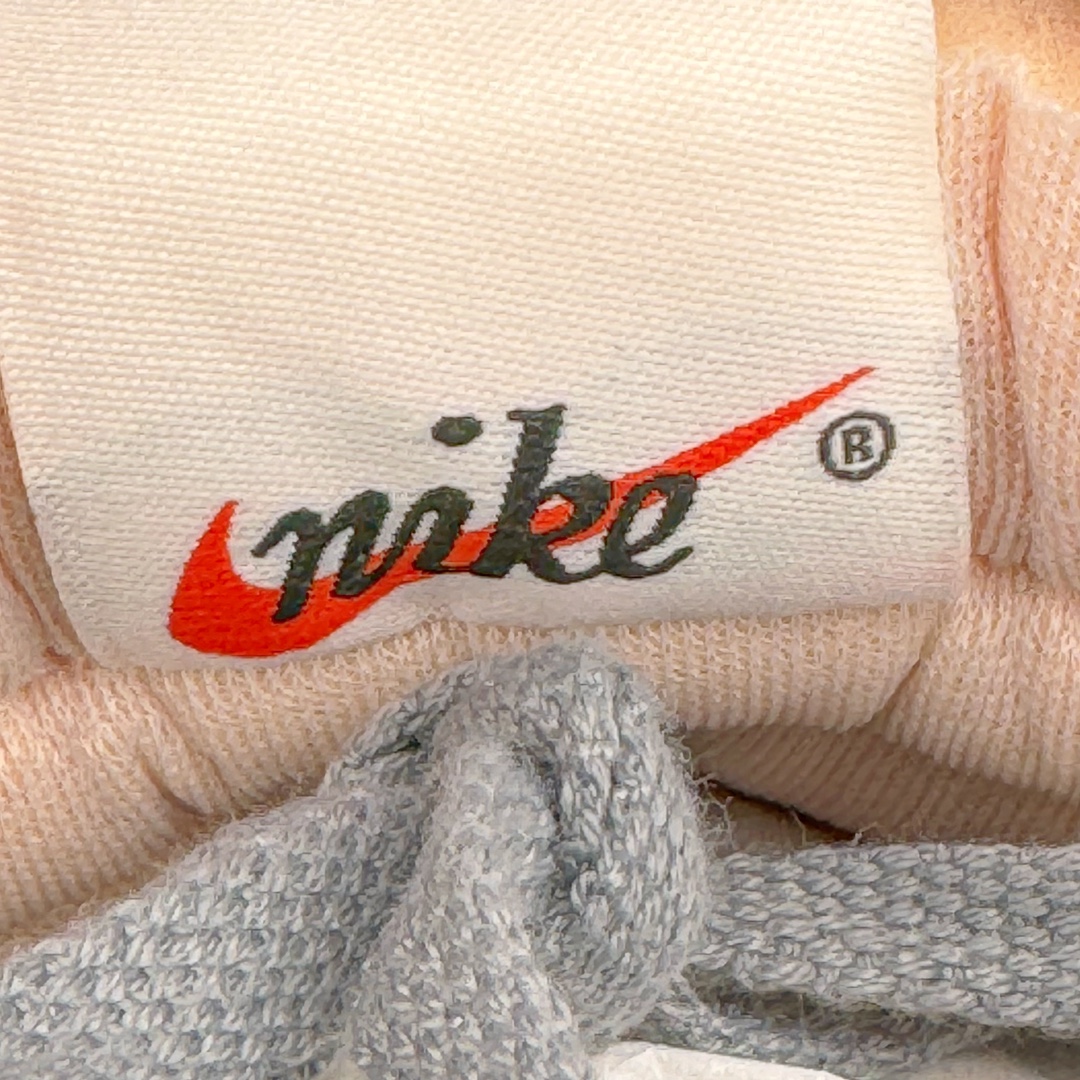 图片[13]-＃KZ纯原 Stussy x NK Roshe Run LD-1000 舒适百搭防滑耐磨低帮休闲跑步鞋男女同款 斯图西联名灰绿色 FQ5369-002 以其中白蓝色款式为例 设计师将白色作为底色 使用蓝色点缀两侧 NK Swoosh 提升视觉层次感的同时还进一步丰富色彩体系 材质方面更是尽显复古气质 全鞋采用大面积网眼面料设计 再在鞋头位置搭配上一大块绒面革 塑造出出色质感以及良好的透气性能 细节上 最醒目的便是两侧精致的Swoosh 点明品牌身份 此外鞋舌上出现的 Stussy 手绘涂鸦字体同样格外亮眼 不仅如此 鞋款后跟上还有 Stussy 字样 Logo 再次点题 彰显出该鞋款特有的联名属性 尺码：36 36.5 37.5 38 38.5 39 40 40.5 41 42 42.5 43 44 44.5 45 46-选品中心