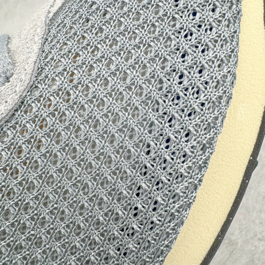 图片[18]-＃KZ纯原 Stussy x NK Roshe Run LD-1000 舒适百搭防滑耐磨低帮休闲跑步鞋男女同款 斯图西联名灰绿色 FQ5369-002 以其中白蓝色款式为例 设计师将白色作为底色 使用蓝色点缀两侧 NK Swoosh 提升视觉层次感的同时还进一步丰富色彩体系 材质方面更是尽显复古气质 全鞋采用大面积网眼面料设计 再在鞋头位置搭配上一大块绒面革 塑造出出色质感以及良好的透气性能 细节上 最醒目的便是两侧精致的Swoosh 点明品牌身份 此外鞋舌上出现的 Stussy 手绘涂鸦字体同样格外亮眼 不仅如此 鞋款后跟上还有 Stussy 字样 Logo 再次点题 彰显出该鞋款特有的联名属性 尺码：36 36.5 37.5 38 38.5 39 40 40.5 41 42 42.5 43 44 44.5 45 46-选品中心