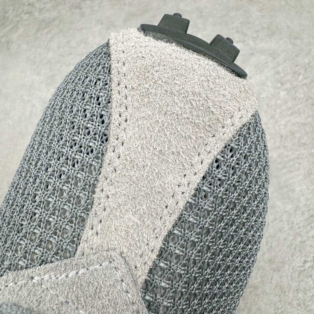 图片[19]-＃KZ纯原 Stussy x NK Roshe Run LD-1000 舒适百搭防滑耐磨低帮休闲跑步鞋男女同款 斯图西联名灰绿色 FQ5369-002 以其中白蓝色款式为例 设计师将白色作为底色 使用蓝色点缀两侧 NK Swoosh 提升视觉层次感的同时还进一步丰富色彩体系 材质方面更是尽显复古气质 全鞋采用大面积网眼面料设计 再在鞋头位置搭配上一大块绒面革 塑造出出色质感以及良好的透气性能 细节上 最醒目的便是两侧精致的Swoosh 点明品牌身份 此外鞋舌上出现的 Stussy 手绘涂鸦字体同样格外亮眼 不仅如此 鞋款后跟上还有 Stussy 字样 Logo 再次点题 彰显出该鞋款特有的联名属性 尺码：36 36.5 37.5 38 38.5 39 40 40.5 41 42 42.5 43 44 44.5 45 46-选品中心