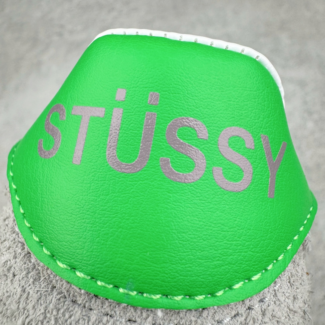 图片[15]-＃KZ纯原 Stussy x NK Roshe Run LD-1000 舒适百搭防滑耐磨低帮休闲跑步鞋男女同款 斯图西联名灰绿色 FQ5369-002 以其中白蓝色款式为例 设计师将白色作为底色 使用蓝色点缀两侧 NK Swoosh 提升视觉层次感的同时还进一步丰富色彩体系 材质方面更是尽显复古气质 全鞋采用大面积网眼面料设计 再在鞋头位置搭配上一大块绒面革 塑造出出色质感以及良好的透气性能 细节上 最醒目的便是两侧精致的Swoosh 点明品牌身份 此外鞋舌上出现的 Stussy 手绘涂鸦字体同样格外亮眼 不仅如此 鞋款后跟上还有 Stussy 字样 Logo 再次点题 彰显出该鞋款特有的联名属性 尺码：36 36.5 37.5 38 38.5 39 40 40.5 41 42 42.5 43 44 44.5 45 46-选品中心