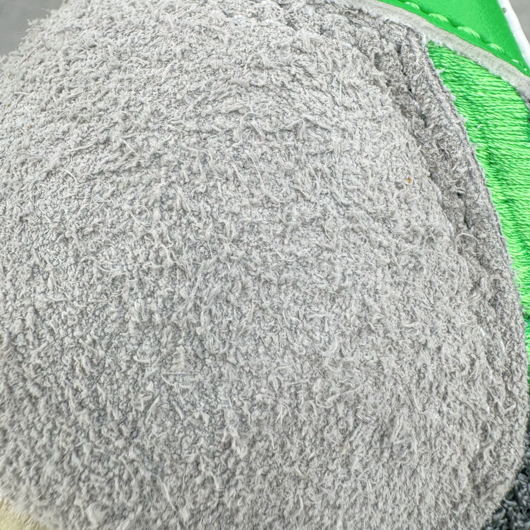 图片[14]-＃KZ纯原 Stussy x NK Roshe Run LD-1000 舒适百搭防滑耐磨低帮休闲跑步鞋男女同款 斯图西联名灰绿色 FQ5369-002 以其中白蓝色款式为例 设计师将白色作为底色 使用蓝色点缀两侧 NK Swoosh 提升视觉层次感的同时还进一步丰富色彩体系 材质方面更是尽显复古气质 全鞋采用大面积网眼面料设计 再在鞋头位置搭配上一大块绒面革 塑造出出色质感以及良好的透气性能 细节上 最醒目的便是两侧精致的Swoosh 点明品牌身份 此外鞋舌上出现的 Stussy 手绘涂鸦字体同样格外亮眼 不仅如此 鞋款后跟上还有 Stussy 字样 Logo 再次点题 彰显出该鞋款特有的联名属性 尺码：36 36.5 37.5 38 38.5 39 40 40.5 41 42 42.5 43 44 44.5 45 46-选品中心