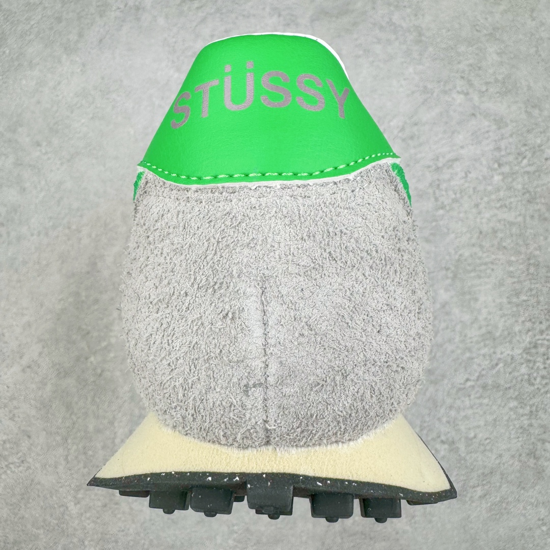 图片[8]-＃KZ纯原 Stussy x NK Roshe Run LD-1000 舒适百搭防滑耐磨低帮休闲跑步鞋男女同款 斯图西联名灰绿色 FQ5369-002 以其中白蓝色款式为例 设计师将白色作为底色 使用蓝色点缀两侧 NK Swoosh 提升视觉层次感的同时还进一步丰富色彩体系 材质方面更是尽显复古气质 全鞋采用大面积网眼面料设计 再在鞋头位置搭配上一大块绒面革 塑造出出色质感以及良好的透气性能 细节上 最醒目的便是两侧精致的Swoosh 点明品牌身份 此外鞋舌上出现的 Stussy 手绘涂鸦字体同样格外亮眼 不仅如此 鞋款后跟上还有 Stussy 字样 Logo 再次点题 彰显出该鞋款特有的联名属性 尺码：36 36.5 37.5 38 38.5 39 40 40.5 41 42 42.5 43 44 44.5 45 46-选品中心