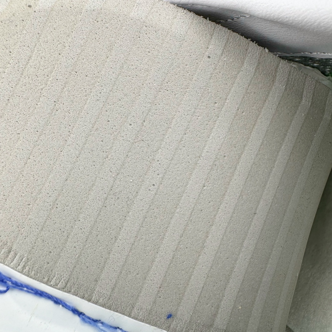 图片[11]-＃KZ纯原 Stussy x NK Roshe Run LD-1000 舒适百搭防滑耐磨低帮休闲跑步鞋男女同款 斯图西联名灰绿色 FQ5369-002 以其中白蓝色款式为例 设计师将白色作为底色 使用蓝色点缀两侧 NK Swoosh 提升视觉层次感的同时还进一步丰富色彩体系 材质方面更是尽显复古气质 全鞋采用大面积网眼面料设计 再在鞋头位置搭配上一大块绒面革 塑造出出色质感以及良好的透气性能 细节上 最醒目的便是两侧精致的Swoosh 点明品牌身份 此外鞋舌上出现的 Stussy 手绘涂鸦字体同样格外亮眼 不仅如此 鞋款后跟上还有 Stussy 字样 Logo 再次点题 彰显出该鞋款特有的联名属性 尺码：36 36.5 37.5 38 38.5 39 40 40.5 41 42 42.5 43 44 44.5 45 46-选品中心