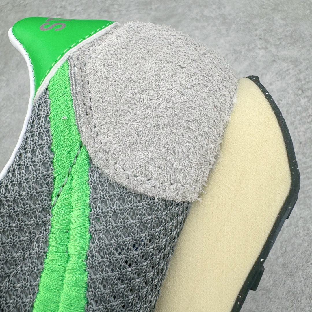 图片[16]-＃KZ纯原 Stussy x NK Roshe Run LD-1000 舒适百搭防滑耐磨低帮休闲跑步鞋男女同款 斯图西联名灰绿色 FQ5369-002 以其中白蓝色款式为例 设计师将白色作为底色 使用蓝色点缀两侧 NK Swoosh 提升视觉层次感的同时还进一步丰富色彩体系 材质方面更是尽显复古气质 全鞋采用大面积网眼面料设计 再在鞋头位置搭配上一大块绒面革 塑造出出色质感以及良好的透气性能 细节上 最醒目的便是两侧精致的Swoosh 点明品牌身份 此外鞋舌上出现的 Stussy 手绘涂鸦字体同样格外亮眼 不仅如此 鞋款后跟上还有 Stussy 字样 Logo 再次点题 彰显出该鞋款特有的联名属性 尺码：36 36.5 37.5 38 38.5 39 40 40.5 41 42 42.5 43 44 44.5 45 46-选品中心