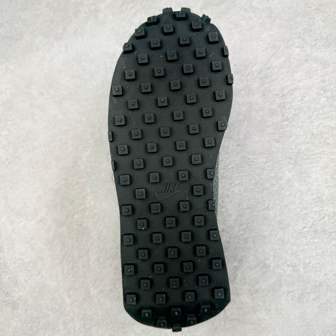 图片[9]-＃KZ纯原 Stussy x NK Roshe Run LD-1000 舒适百搭防滑耐磨低帮休闲跑步鞋男女同款 斯图西联名灰绿色 FQ5369-002 以其中白蓝色款式为例 设计师将白色作为底色 使用蓝色点缀两侧 NK Swoosh 提升视觉层次感的同时还进一步丰富色彩体系 材质方面更是尽显复古气质 全鞋采用大面积网眼面料设计 再在鞋头位置搭配上一大块绒面革 塑造出出色质感以及良好的透气性能 细节上 最醒目的便是两侧精致的Swoosh 点明品牌身份 此外鞋舌上出现的 Stussy 手绘涂鸦字体同样格外亮眼 不仅如此 鞋款后跟上还有 Stussy 字样 Logo 再次点题 彰显出该鞋款特有的联名属性 尺码：36 36.5 37.5 38 38.5 39 40 40.5 41 42 42.5 43 44 44.5 45 46-选品中心