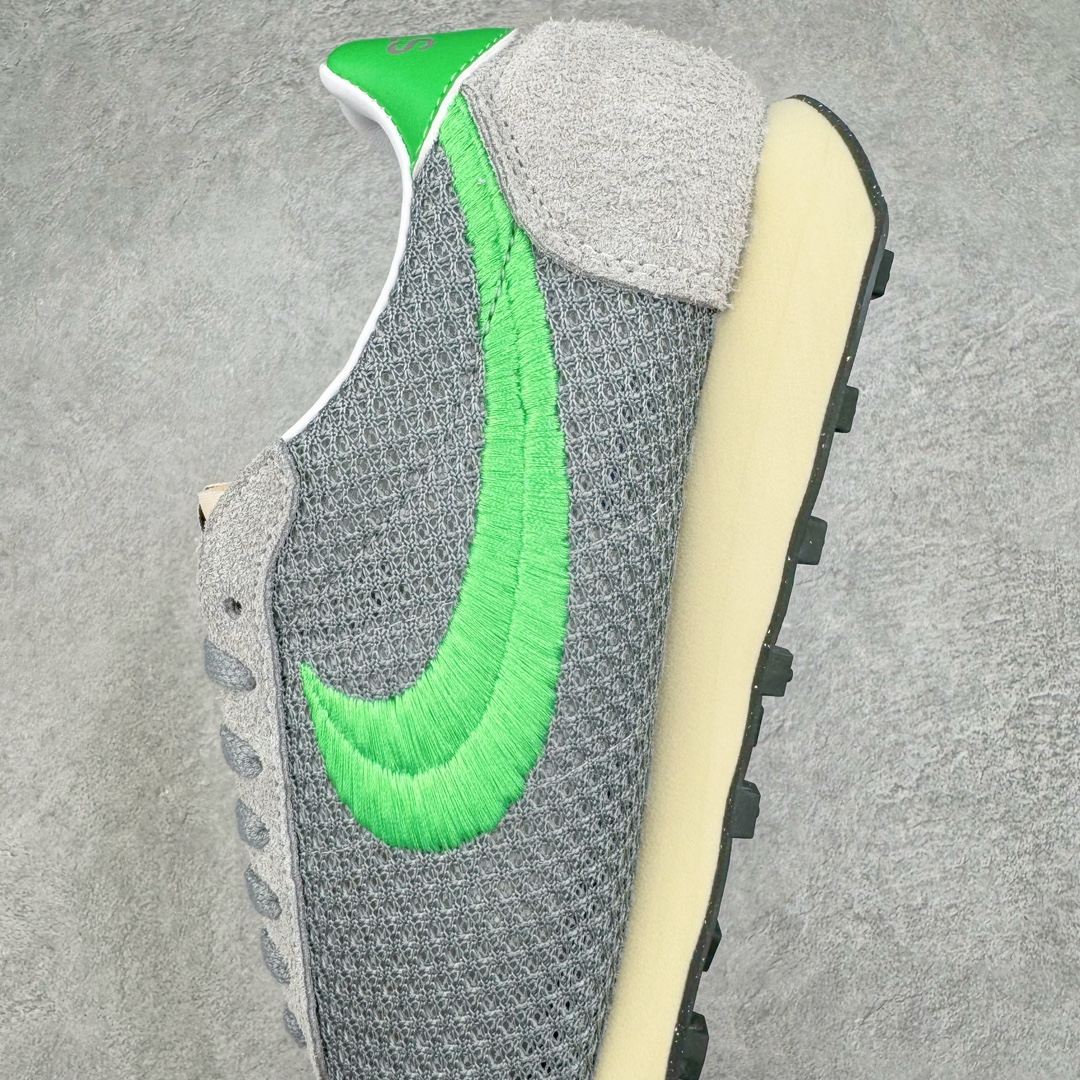 图片[7]-＃KZ纯原 Stussy x NK Roshe Run LD-1000 舒适百搭防滑耐磨低帮休闲跑步鞋男女同款 斯图西联名灰绿色 FQ5369-002 以其中白蓝色款式为例 设计师将白色作为底色 使用蓝色点缀两侧 NK Swoosh 提升视觉层次感的同时还进一步丰富色彩体系 材质方面更是尽显复古气质 全鞋采用大面积网眼面料设计 再在鞋头位置搭配上一大块绒面革 塑造出出色质感以及良好的透气性能 细节上 最醒目的便是两侧精致的Swoosh 点明品牌身份 此外鞋舌上出现的 Stussy 手绘涂鸦字体同样格外亮眼 不仅如此 鞋款后跟上还有 Stussy 字样 Logo 再次点题 彰显出该鞋款特有的联名属性 尺码：36 36.5 37.5 38 38.5 39 40 40.5 41 42 42.5 43 44 44.5 45 46-选品中心