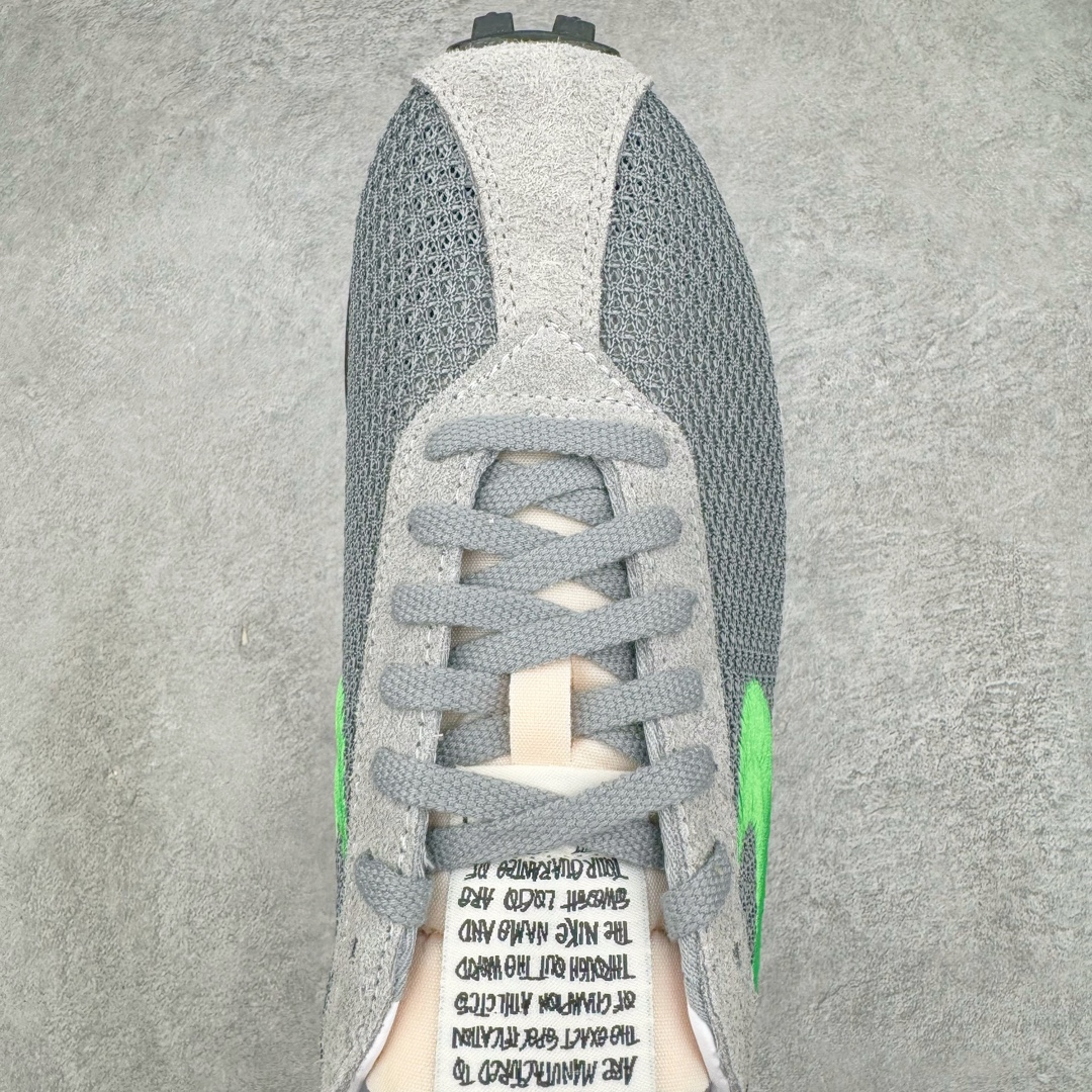 图片[4]-＃KZ纯原 Stussy x NK Roshe Run LD-1000 舒适百搭防滑耐磨低帮休闲跑步鞋男女同款 斯图西联名灰绿色 FQ5369-002 以其中白蓝色款式为例 设计师将白色作为底色 使用蓝色点缀两侧 NK Swoosh 提升视觉层次感的同时还进一步丰富色彩体系 材质方面更是尽显复古气质 全鞋采用大面积网眼面料设计 再在鞋头位置搭配上一大块绒面革 塑造出出色质感以及良好的透气性能 细节上 最醒目的便是两侧精致的Swoosh 点明品牌身份 此外鞋舌上出现的 Stussy 手绘涂鸦字体同样格外亮眼 不仅如此 鞋款后跟上还有 Stussy 字样 Logo 再次点题 彰显出该鞋款特有的联名属性 尺码：36 36.5 37.5 38 38.5 39 40 40.5 41 42 42.5 43 44 44.5 45 46-选品中心