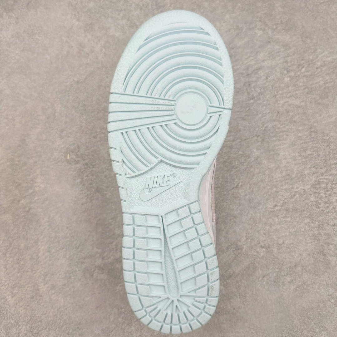 图片[9]-＃YC纯原 NK Dunk Low 冰川之语 FB9109-105 定制系列天花板 无原鞋不开发 全系列得物原鞋一比一校对开发 配色持续更新中 终端对接 优势输出 全套原厂楦头原纸板数据档案倾力打造 原汁原味莞产 极致还原 圈内最强针车工艺 高端零售指定版 广东原厂配套原盒原标 鞋盒分三个尺码段 原厂冲刀 超高清洁度 全鞋零毛边皮料切割 采用原厂百宏鞋带以及原厂百宏织唛舌标 内标可供原厂几率过验 进口原装条纹中底布 四线拉帮白色点胶 原厂拉帮手法遵循公司 原厂电绣 极致还原 尺码：35.5 36 36.5 37.5 38 38.5 39 40-选品中心