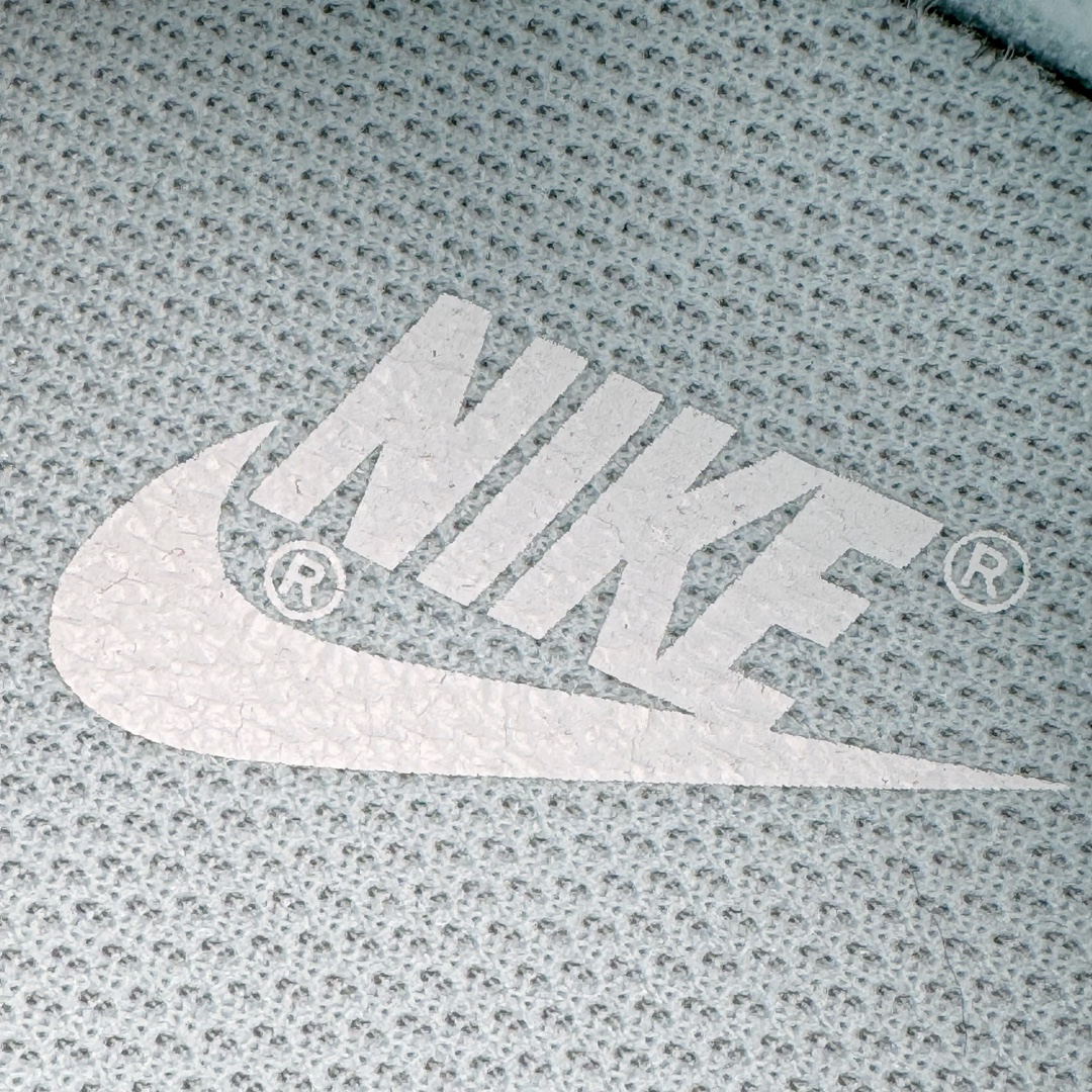 图片[11]-＃YC纯原 NK Dunk Low 冰川之语 FB9109-105 定制系列天花板 无原鞋不开发 全系列得物原鞋一比一校对开发 配色持续更新中 终端对接 优势输出 全套原厂楦头原纸板数据档案倾力打造 原汁原味莞产 极致还原 圈内最强针车工艺 高端零售指定版 广东原厂配套原盒原标 鞋盒分三个尺码段 原厂冲刀 超高清洁度 全鞋零毛边皮料切割 采用原厂百宏鞋带以及原厂百宏织唛舌标 内标可供原厂几率过验 进口原装条纹中底布 四线拉帮白色点胶 原厂拉帮手法遵循公司 原厂电绣 极致还原 尺码：35.5 36 36.5 37.5 38 38.5 39 40-选品中心
